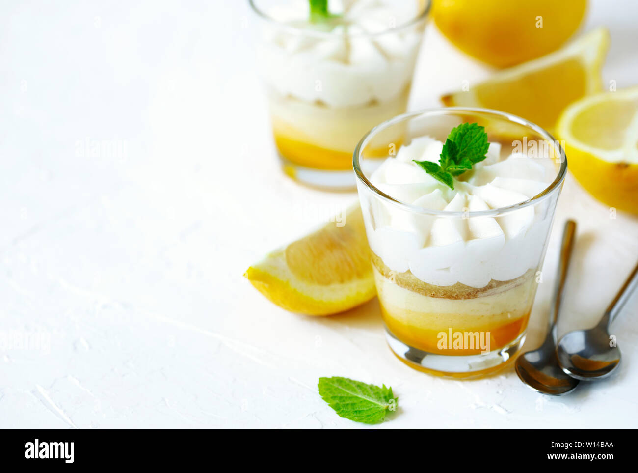 Limoncello - italienische Dessert. Zitronen- Käsekuchen Mousse mit Schlagsahne in Cups. Sommer Nachtisch. Stockfoto