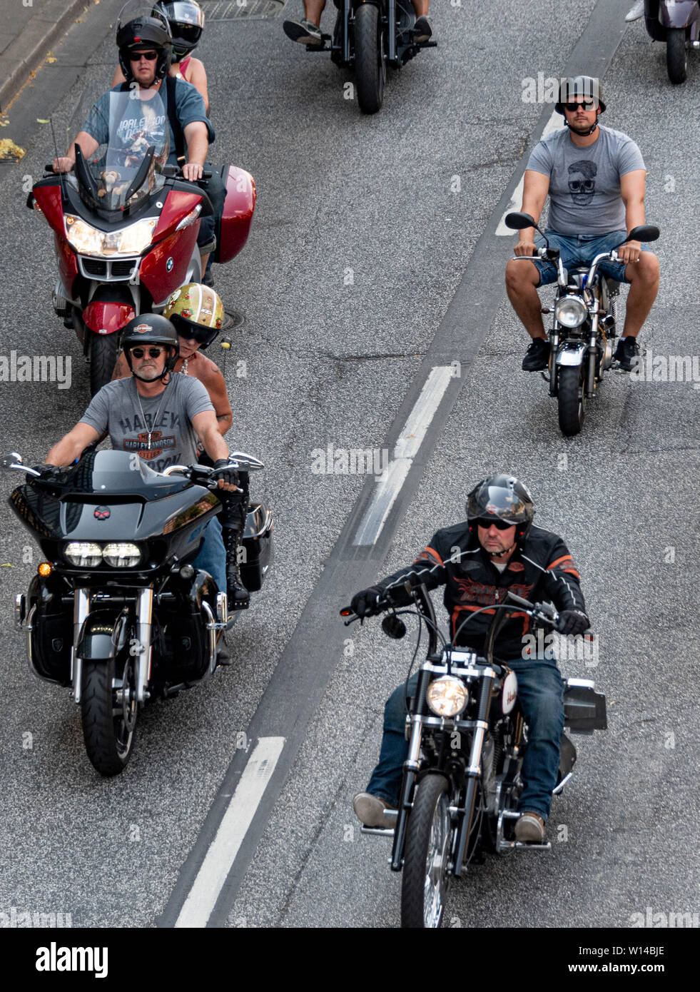 Hamburg, Deutschland. 30. Juni, 2019. Teilnehmer der Hamburg Harley Days Fahrt mit ihren Motorrädern durch die Hansestadt in einer großen Parade am Ende der Veranstaltung, während ein Mann reitet seine mini Motorrad. Quelle: Axel Heimken/dpa/Alamy leben Nachrichten Stockfoto