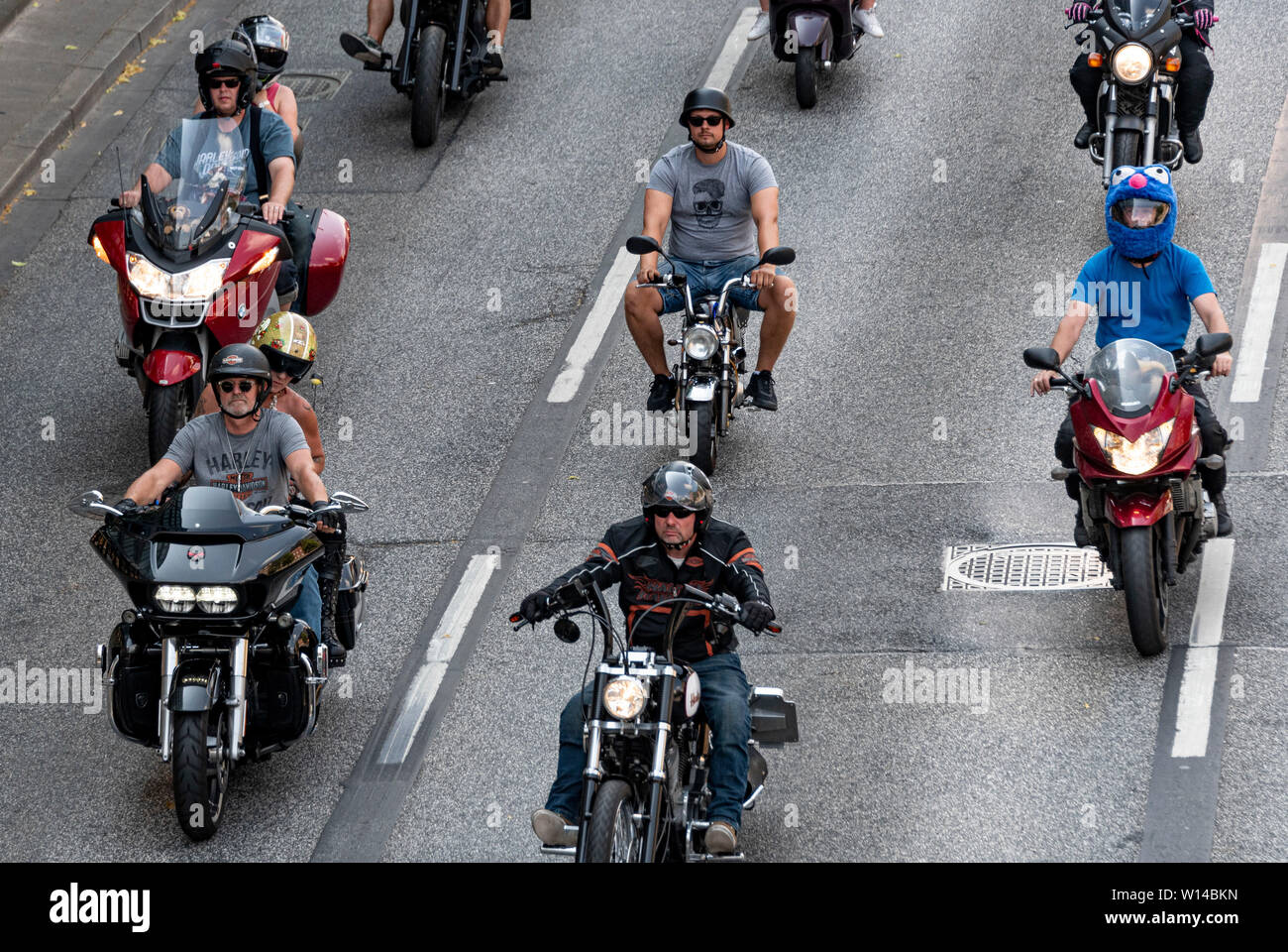 Hamburg, Deutschland. 30. Juni, 2019. Teilnehmer der Hamburg Harley Days Fahrt mit ihren Motorrädern durch die Hansestadt in einer großen Parade am Ende der Veranstaltung, während ein Mann reitet seine mini Motorrad. Quelle: Axel Heimken/dpa/Alamy leben Nachrichten Stockfoto
