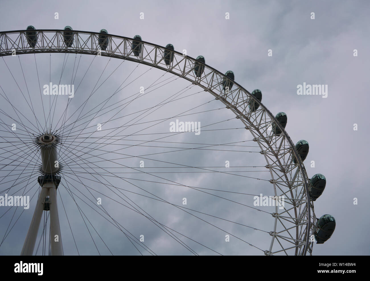 London Eye Millennium Wheel vor einem Gewitter Himmel im Sommer. Das Riesenrad ist eine sehr beliebte Touristenattraktion im Vereinigten Königreich. Stockfoto