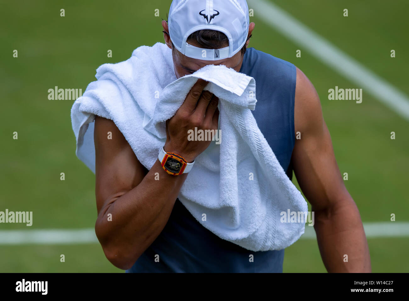 London, Großbritannien. 30. Juni, 2019. Der All England Lawn Tennis und Croquet Club, London, England; Wimbledon Tennis Turnier Vorschau Tag; Rafael Nadal (ESP) während Sonntag üben wie Er trägt ein $ 725.000 Richard Mille watch Credit: Aktion Plus Sport Bilder/Alamy Live News Credit: Aktion Plus Sport Bilder/Alamy leben Nachrichten Stockfoto