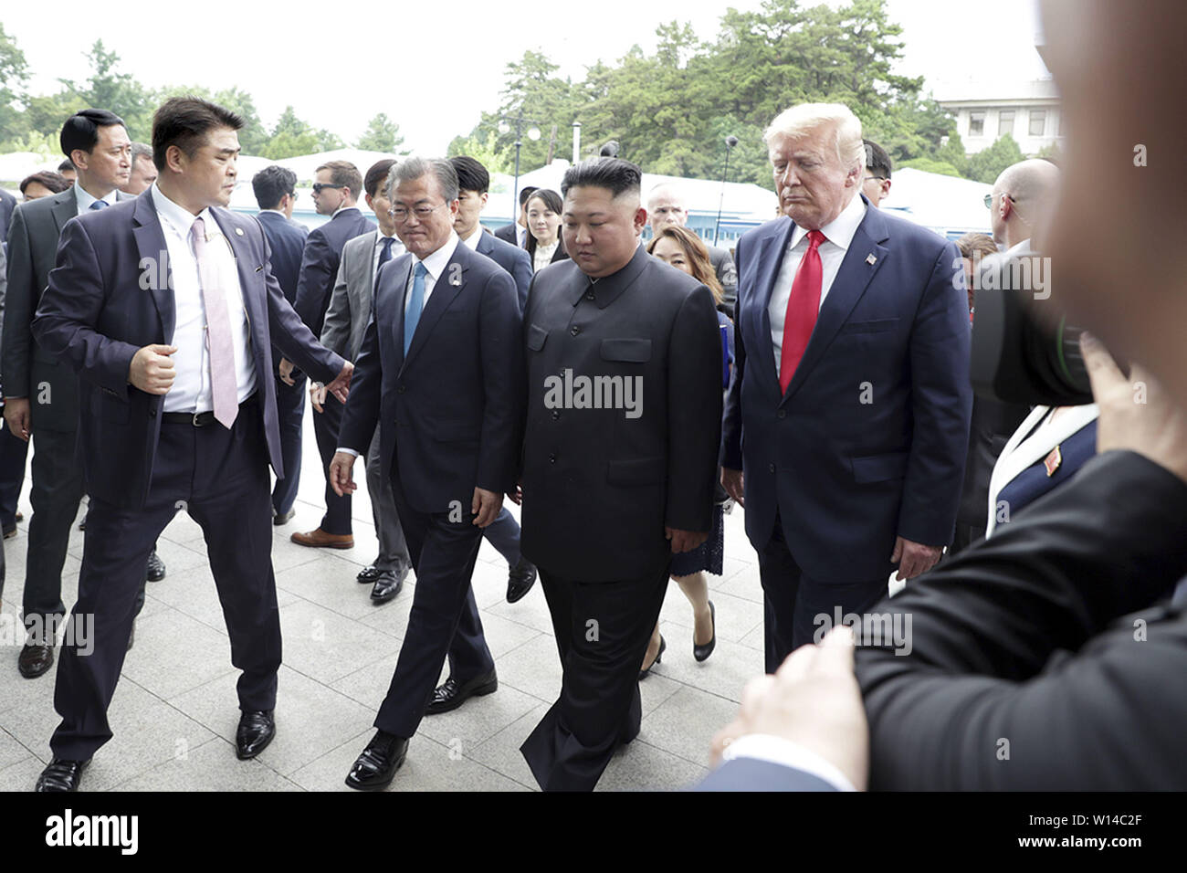 Paju, Europa, Deutschland, Baden-Württemberg, Südkorea. 30. Juni, 2019. Juni 30, 2019 - Paju, Südkorea - US-Präsident Donald Trump, nordkoreanischen Führer Kim Jong Un, südkoreanischen Präsidenten Moon Jae In Pavillon für Ihre Sitzung an einem Waffenstillstand Dorf Panmunjom in Südkorea. Credit: Präsident Büro/ZUMA Draht/Alamy leben Nachrichten Stockfoto