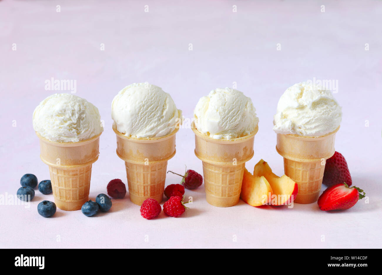 Vanilla Ice Cream Geschmack in Kegel mit Sommer Beeren und Früchte Stockfoto