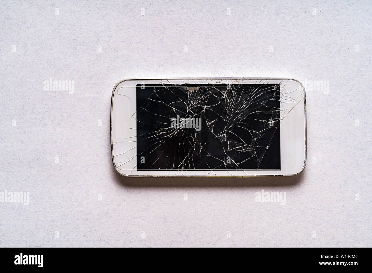 Gebrochene Handy mit Display gesprungen auf grauem Hintergrund, flach  Stockfotografie - Alamy