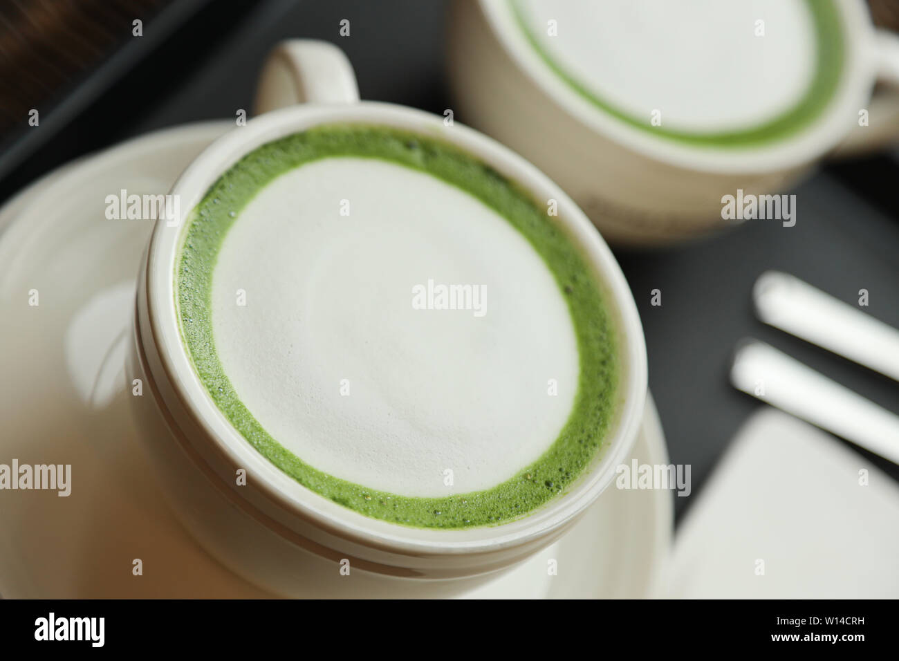 Zwei Tassen Matcha Latte Stockfoto