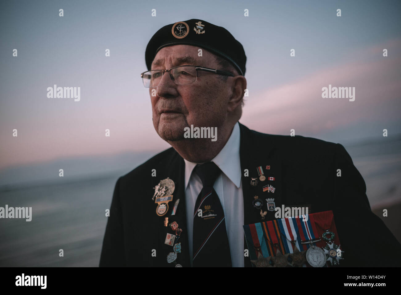 (190630) - Peking, 30. Juni 2019 (Xinhua) - ein Veteran nimmt an einer Veranstaltung zum 75. Jahrestag des D-Day in der Normandie, Frankreich, 4. Juni 2019 zu markieren. (Xinhua / Chen Yin) Stockfoto