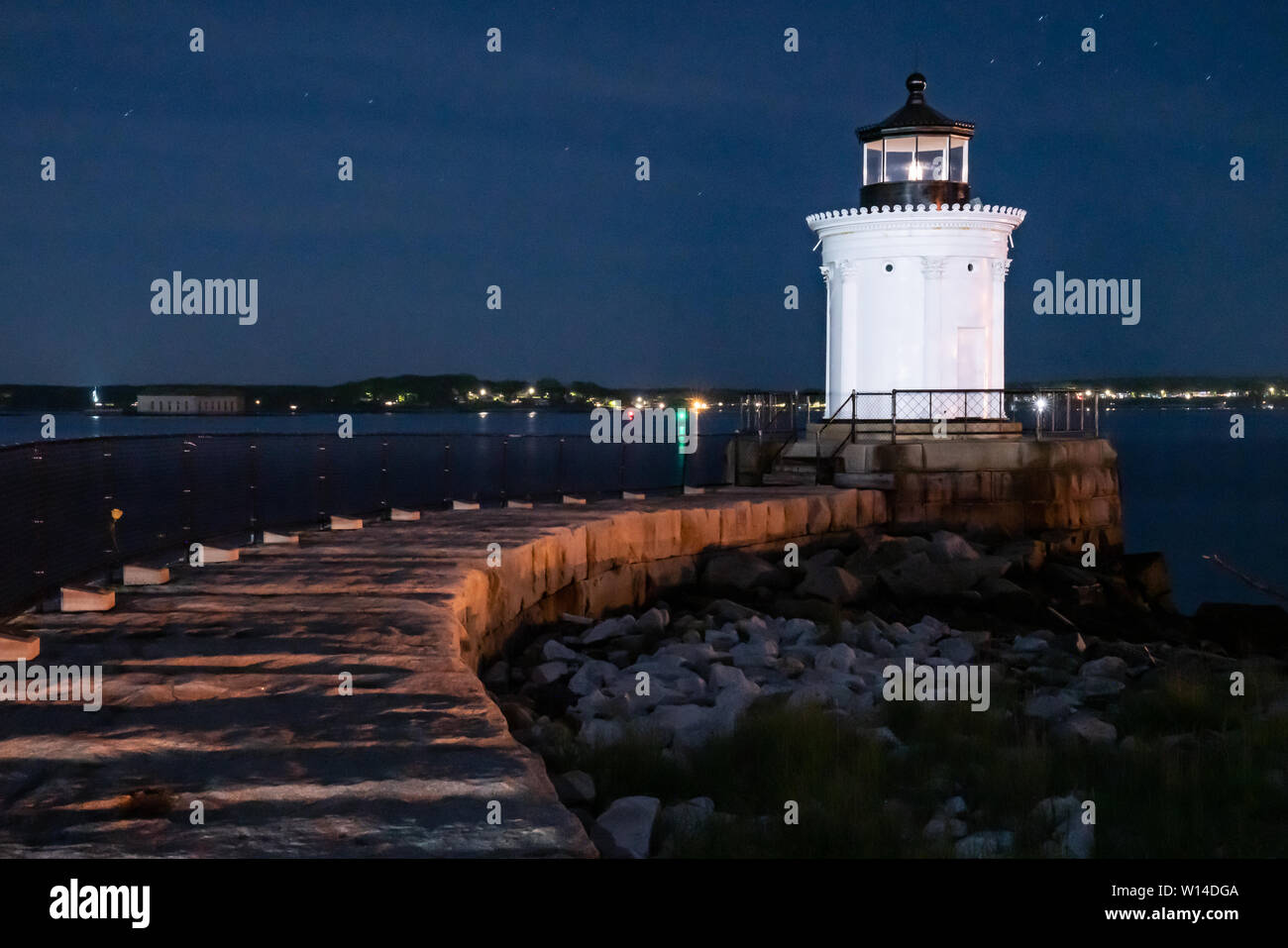 Historische Fehler Licht entlang der Wellenbrecher in der Nacht in Portland, Maine Stockfoto