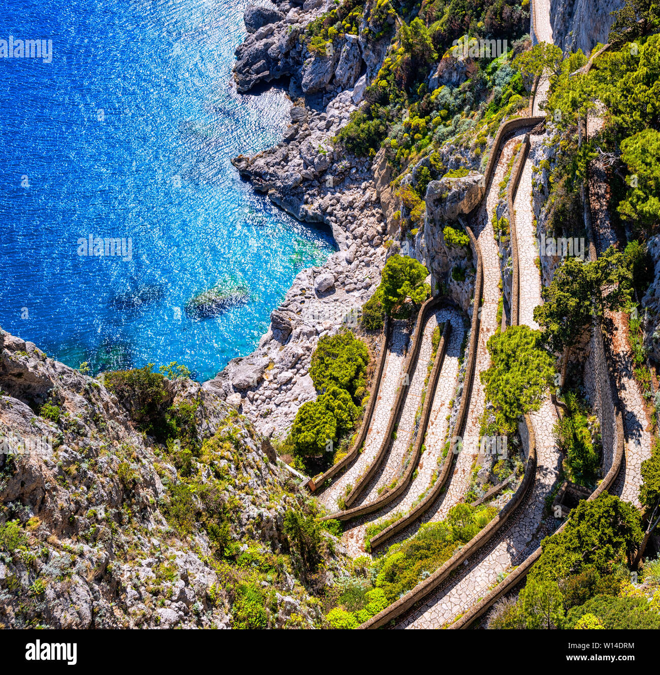 Via Krupp Capri Italien Der Beruhmte Haarnadelkurve Strasse Auf Einem Steilen Felsigen Klippe Uber Blaue Mittelmeer In Der Bucht Von Neapel Stockfotografie Alamy