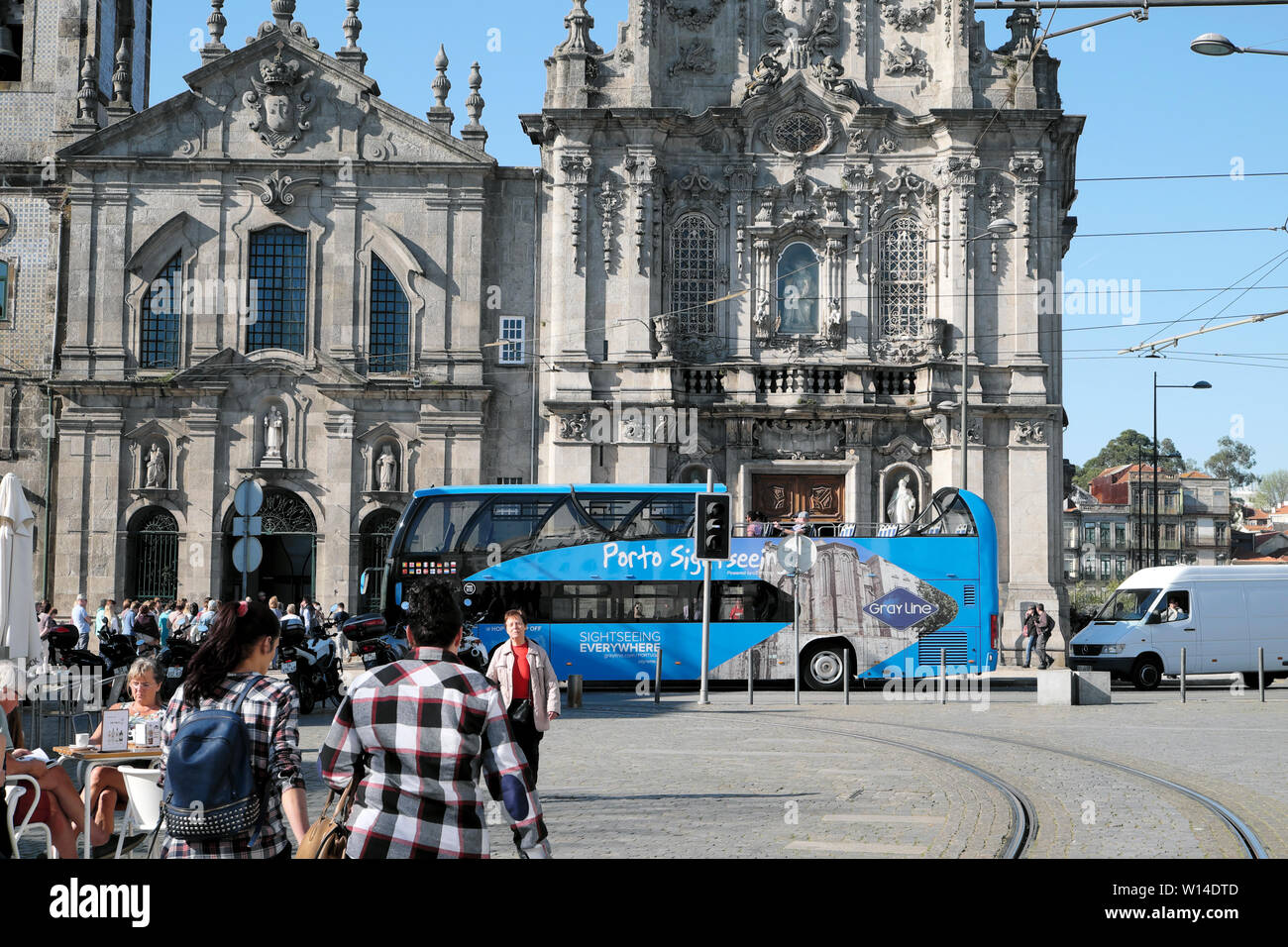 Porto Sightseeing Bus im Verkehr & Touristen zu Fuß auf der Straße außerhalb Igreja do Carmo Kirche Fassade in Porto Portugal Europa KATHY DEWITT Stockfoto