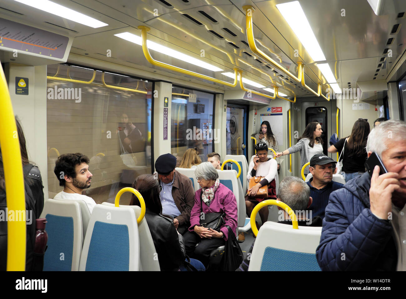 Passagiere, die in U-Bahn-Wagen sitzen, sprechen und sprechen auf dem Handy in der U-Bahn in Porto Oporto Portugal Europa EU KATHY DEWITT Stockfoto