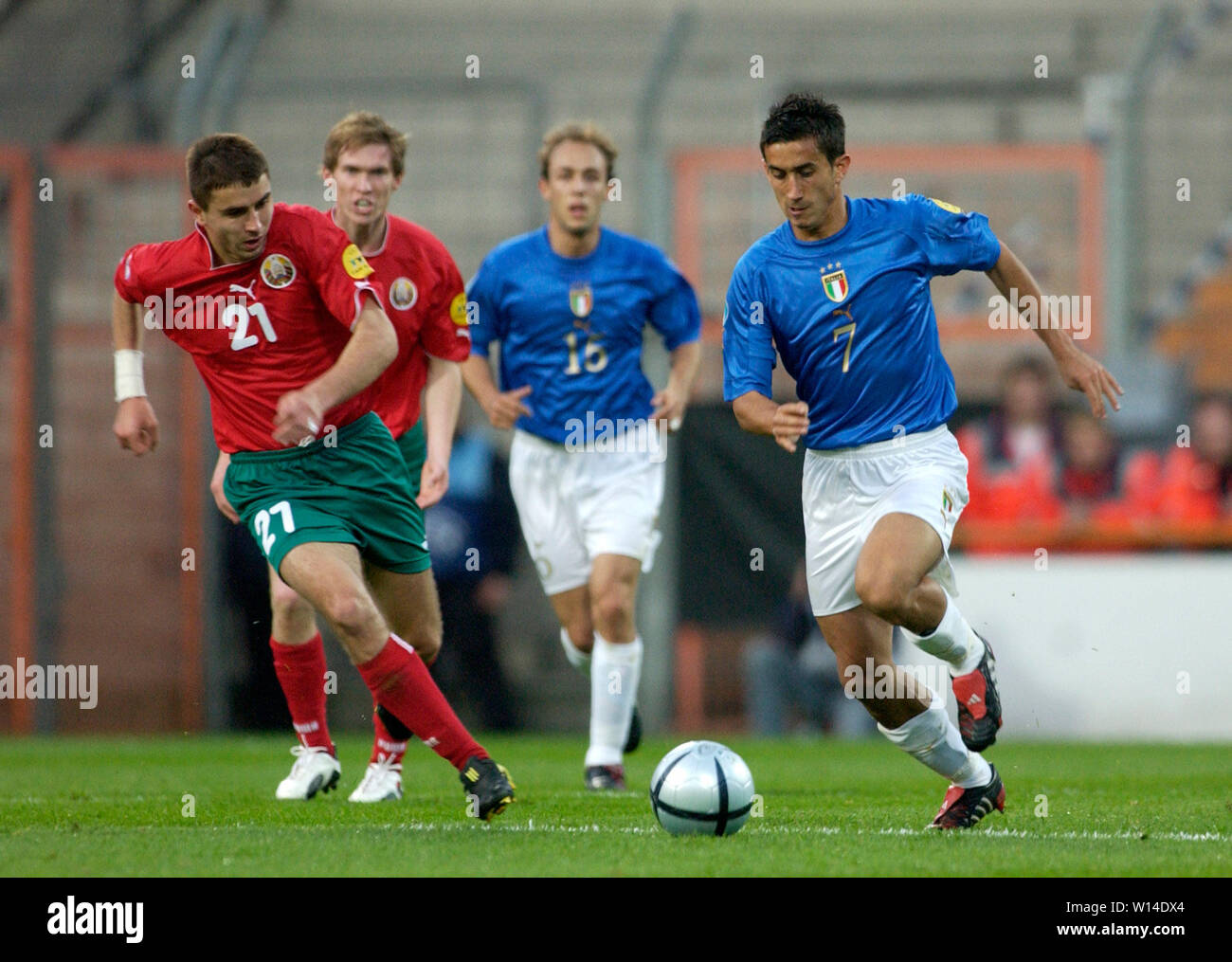 Ruhrstadion Bochum 27.05.2004, Fußball: UEFA U21 Europameisterschaft, Italien (blau) vs Belarus (rot) 1:2 - - - Oleg Shkabara (BLR), Giampiero Pinzi (ITA) Stockfoto