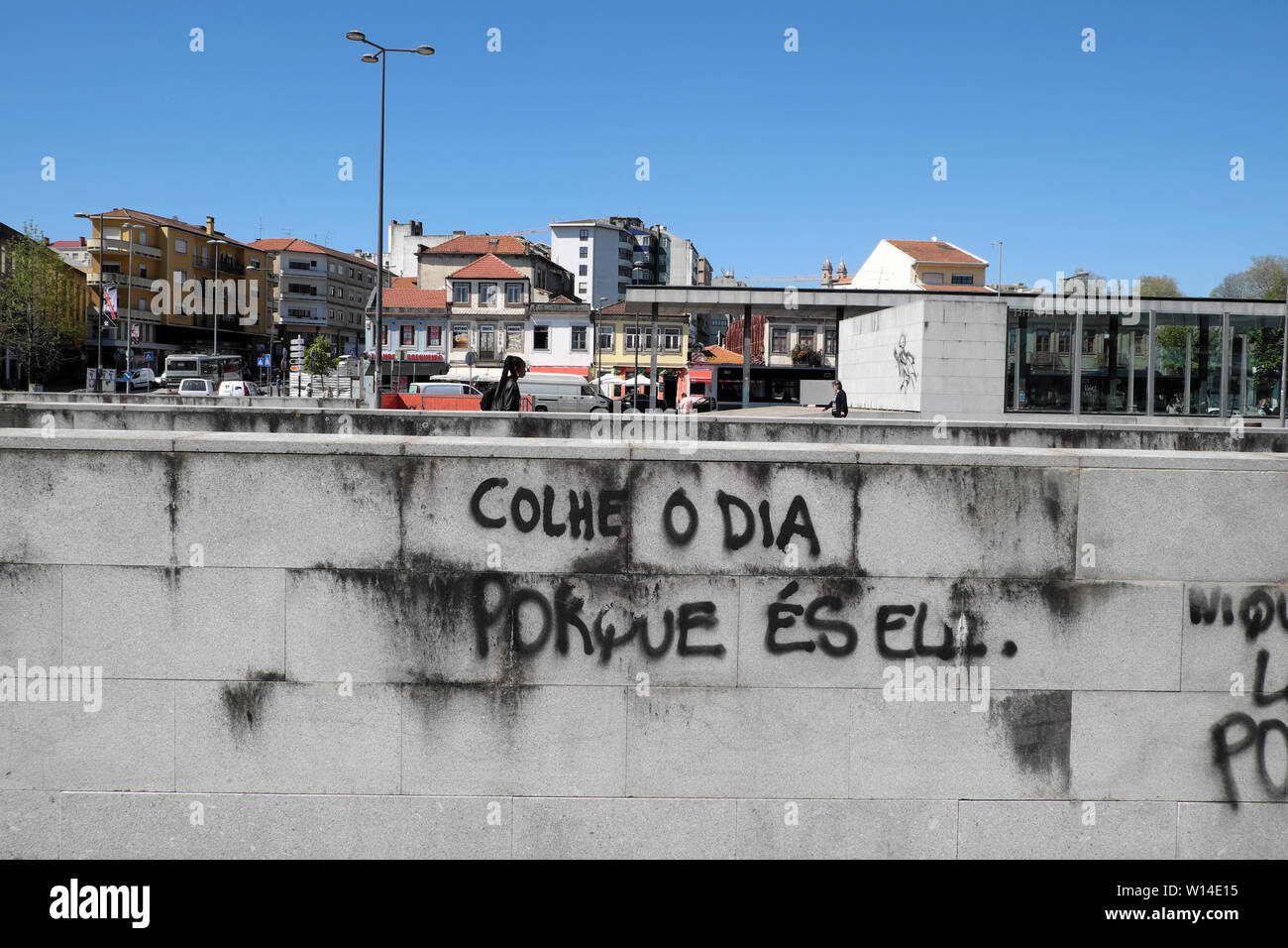 'Colhe o Dia, Porque és Ele' Graffiti vom portugiesischen Schriftsteller Fernando Pessoa Campanha Porto Porto Porto Porto Portugal Europa KATHY DEWITT Stockfoto