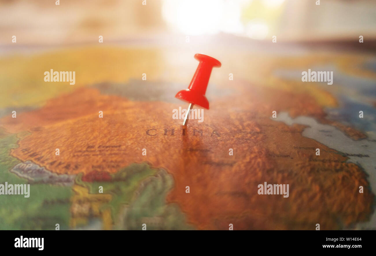 Standorte mit rotem Stift auf der Weltkarte markiert Stockfoto
