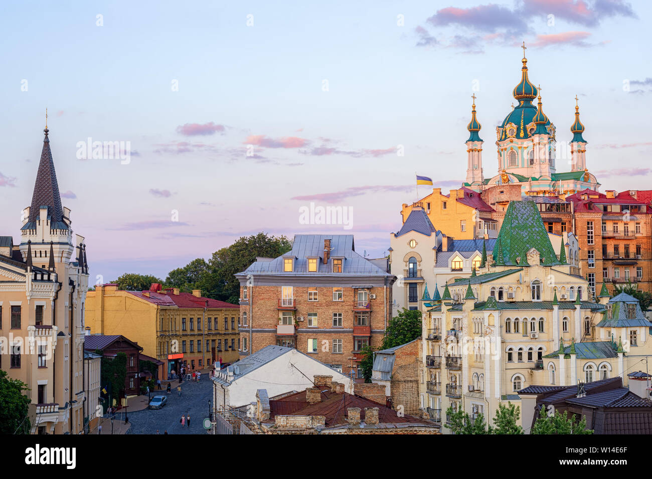 Kiew, Ukraine, Andriyivskyy Abstieg Straße und die Kuppeln der St. Andrew's Church in der historischen Altstadt Stockfoto