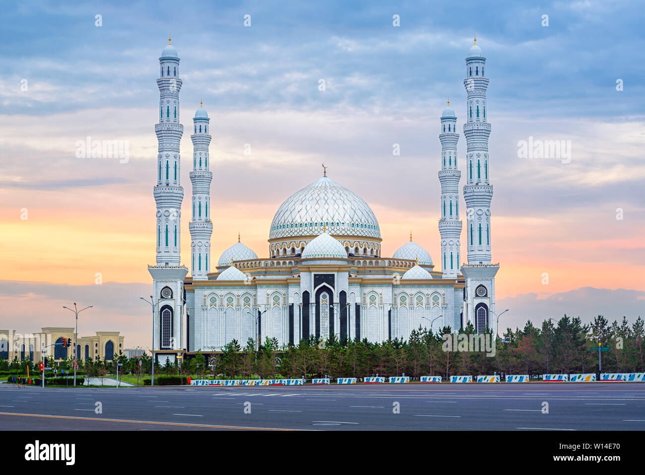 Astana, Kasachstan, schöne weiße Hazrat Sultan Moschee, die größte Moschee in Zentralasien, in dramatischer Sonnenuntergang Licht Stockfoto