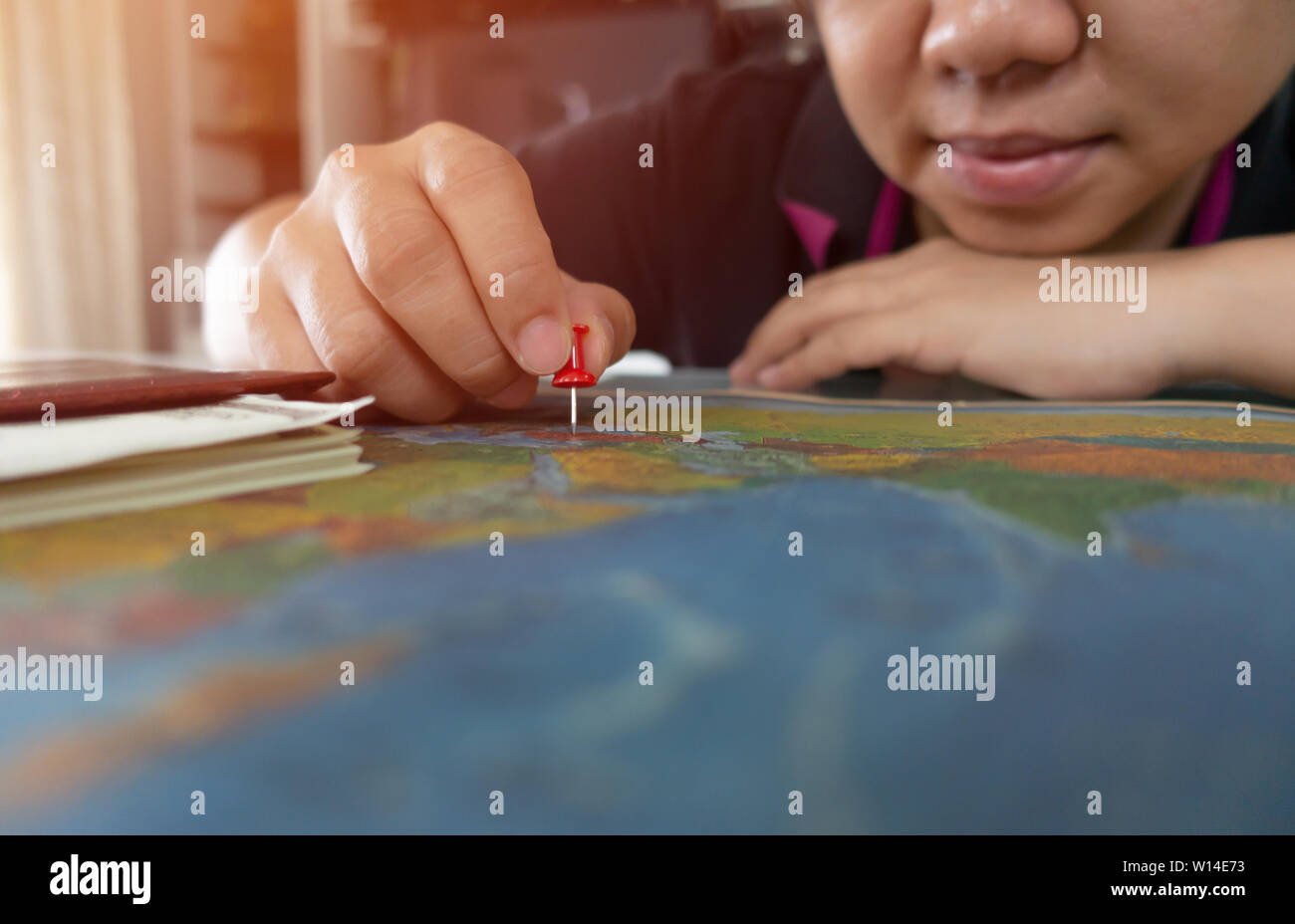 Asiatische Frau auf der Karte Lage arretiert Stockfoto
