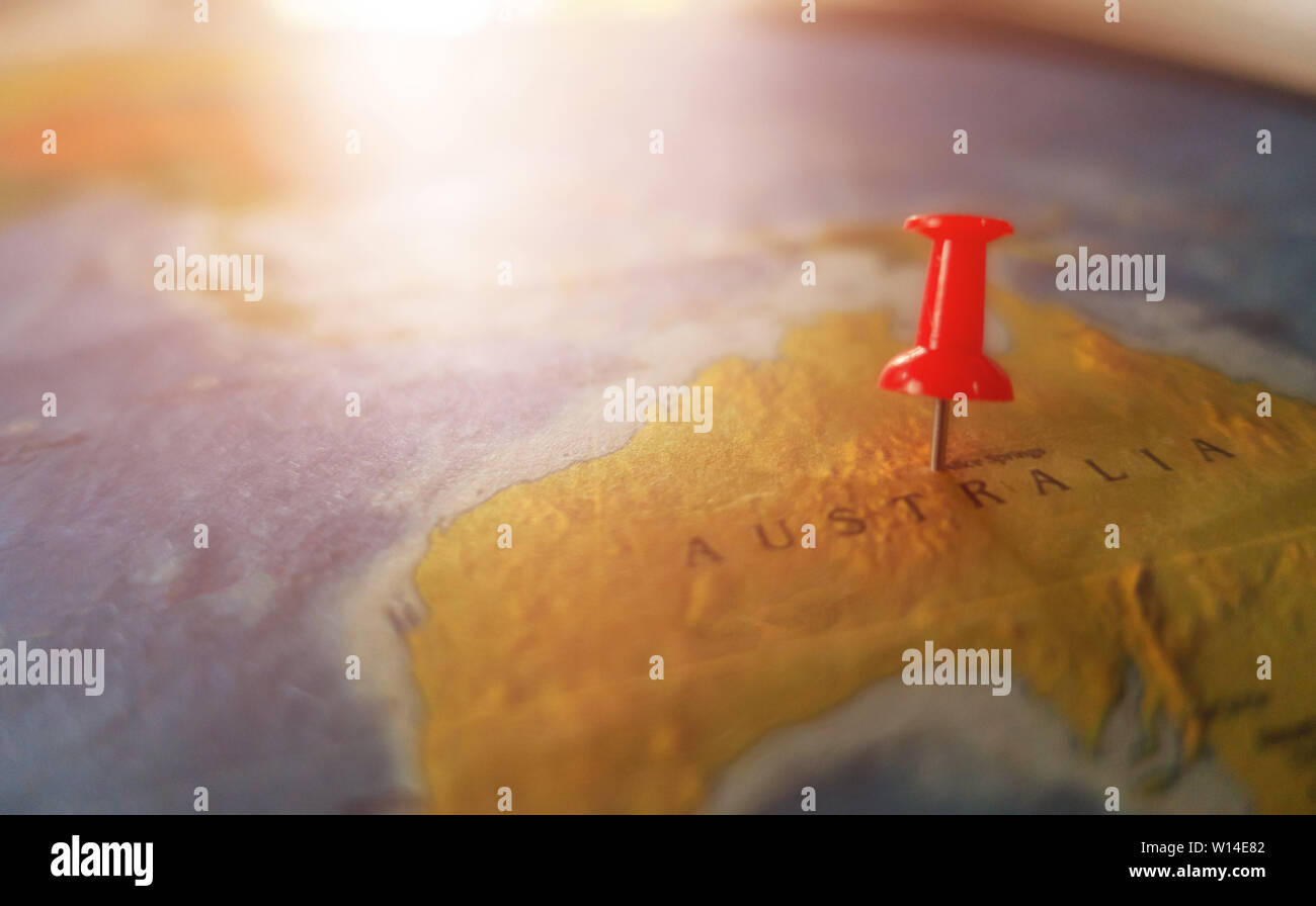 Standorte mit rotem Stift auf der Weltkarte markiert Stockfoto