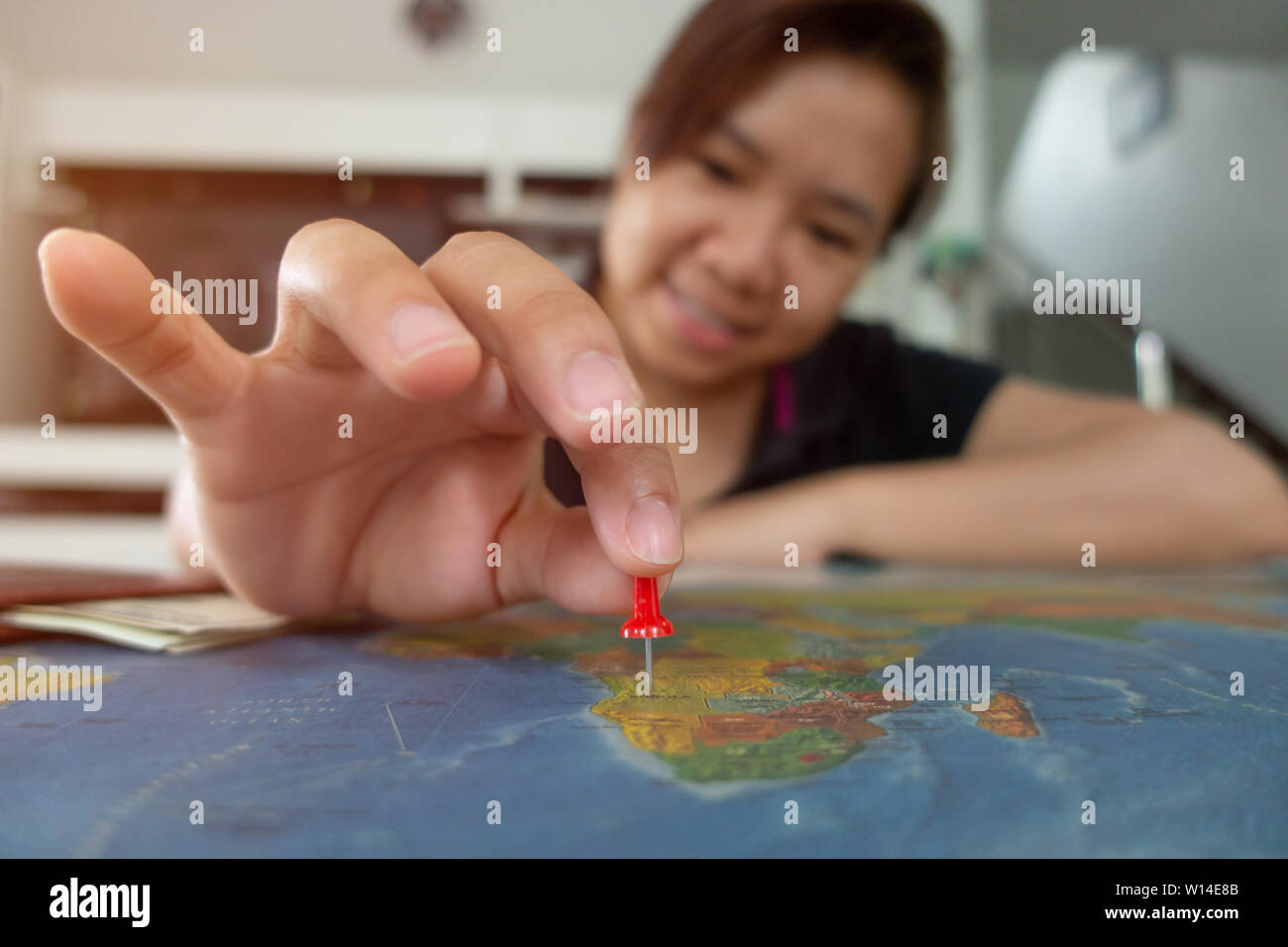 Asiatische Frau auf der Karte Lage arretiert Stockfoto