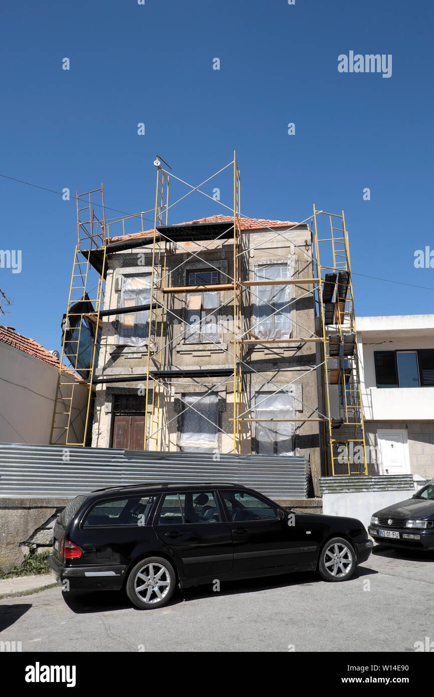 Haus renoviert mit Gerüst auf Wohn- Baustelle in der Campanha Viertel von Porto Oporto Portugal Europa KATHY DEWITT Stockfoto