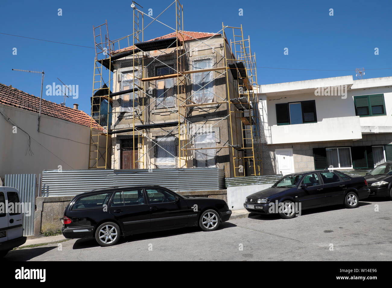 Haus renoviert mit Gerüst auf Wohn- Baustelle in der Campanha Viertel von Porto Oporto Portugal Europa KATHY DEWITT Stockfoto