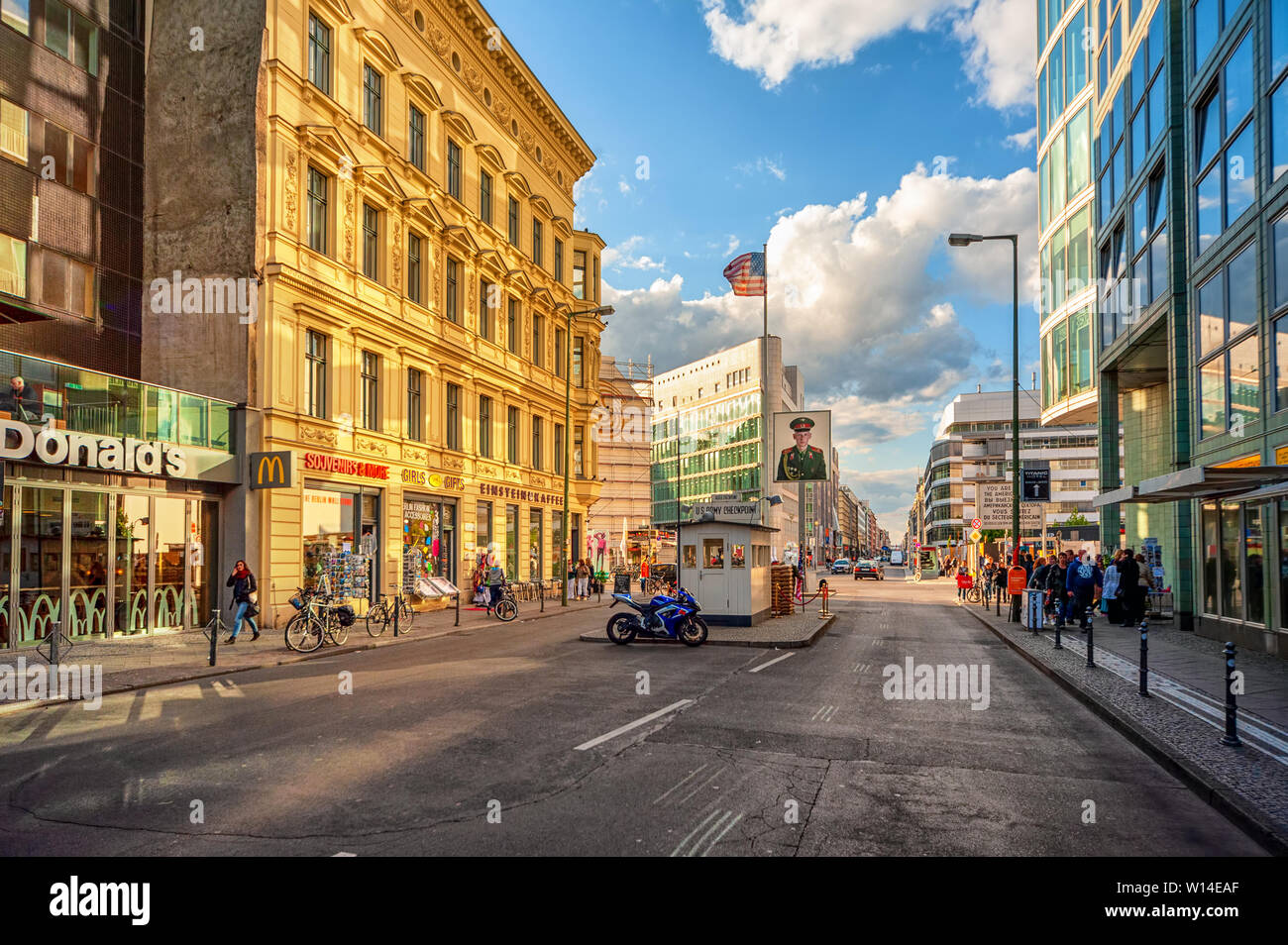 Berlin, Deutschland - Juni 01: Grenzübergang Checkpoint Charlie aus der ehemaligen amerikanischen Sektor. Es war ein Symbol des Kalten Krieges und die Trennung von Stockfoto