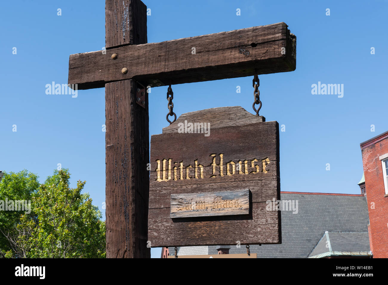 Salem, MA - Juni 8, 2019: Zeichen an der Salem Witch House, der Heimat der Richter Jonathan Corwin, die über die Salem Witch Trials 1692 Vorsitz Stockfoto