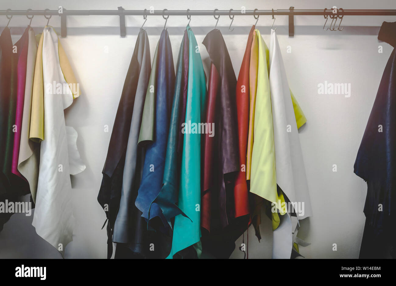 Verschiedene Arten und Farben von Leder für die Herstellung von Produkten Stockfoto