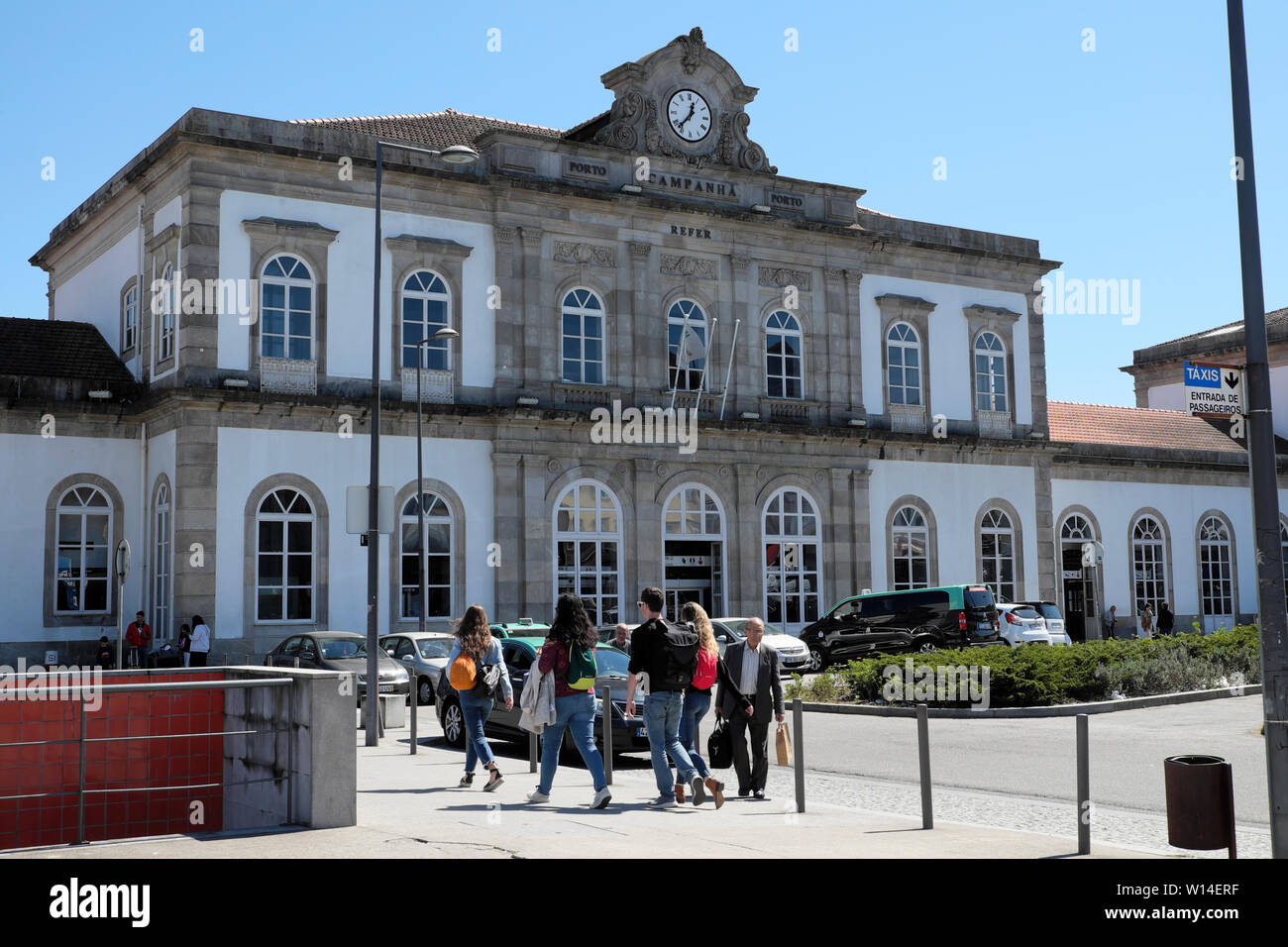 Junge Leute Studenten gehen in der Straße vor dem Gebäude in Campanh Station in Porto Porto Portugal Europa KATHY DEWITT Stockfoto