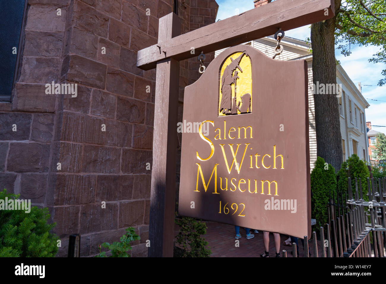 Salem, MA - Juni 8, 2019: Zeichen außerhalb des Salem Witch Museum erzählt die Geschichte der 1692 Hexe Wanderwege in Salem, Massachusetts Stockfoto