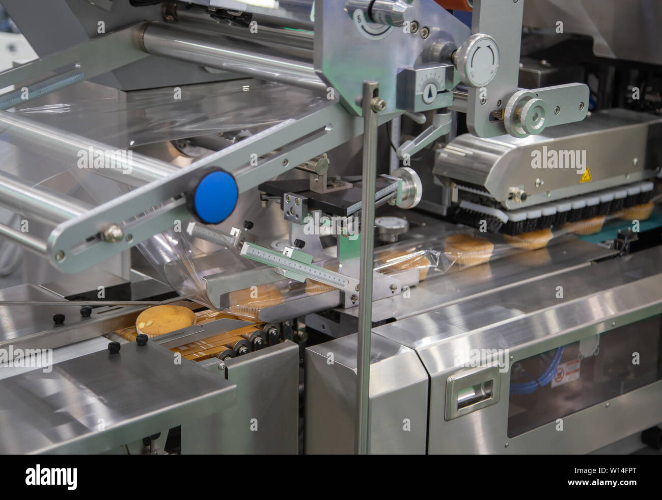 Brot, Toast, Brötchen Kunststoff Verpackungsmaschine auf Bäckerei Produktionslinie Stockfoto