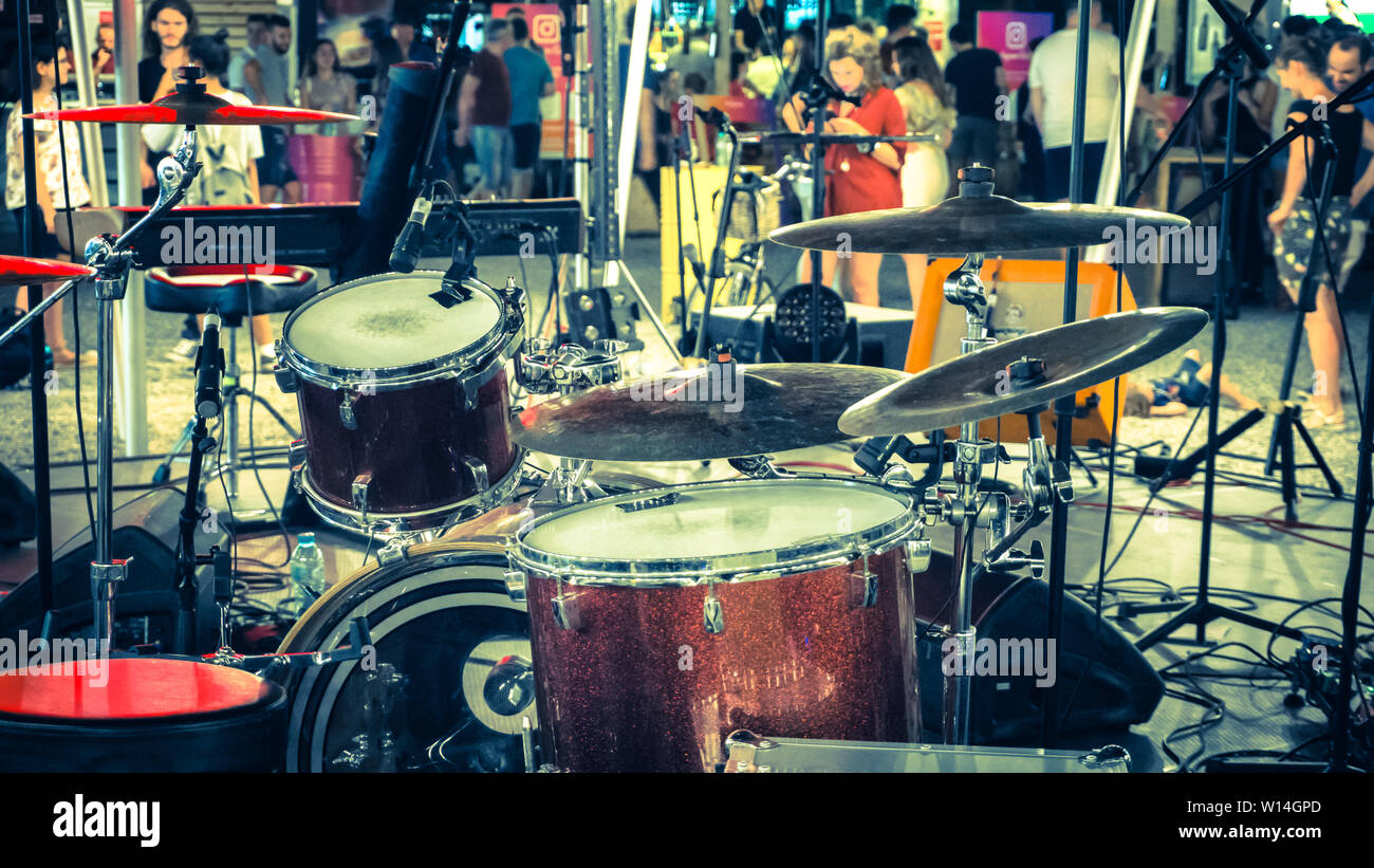 Festival Open-Air-Konzert Musik rot Drums Percussion Instrumente Stufe mit den Völkern Stockfoto