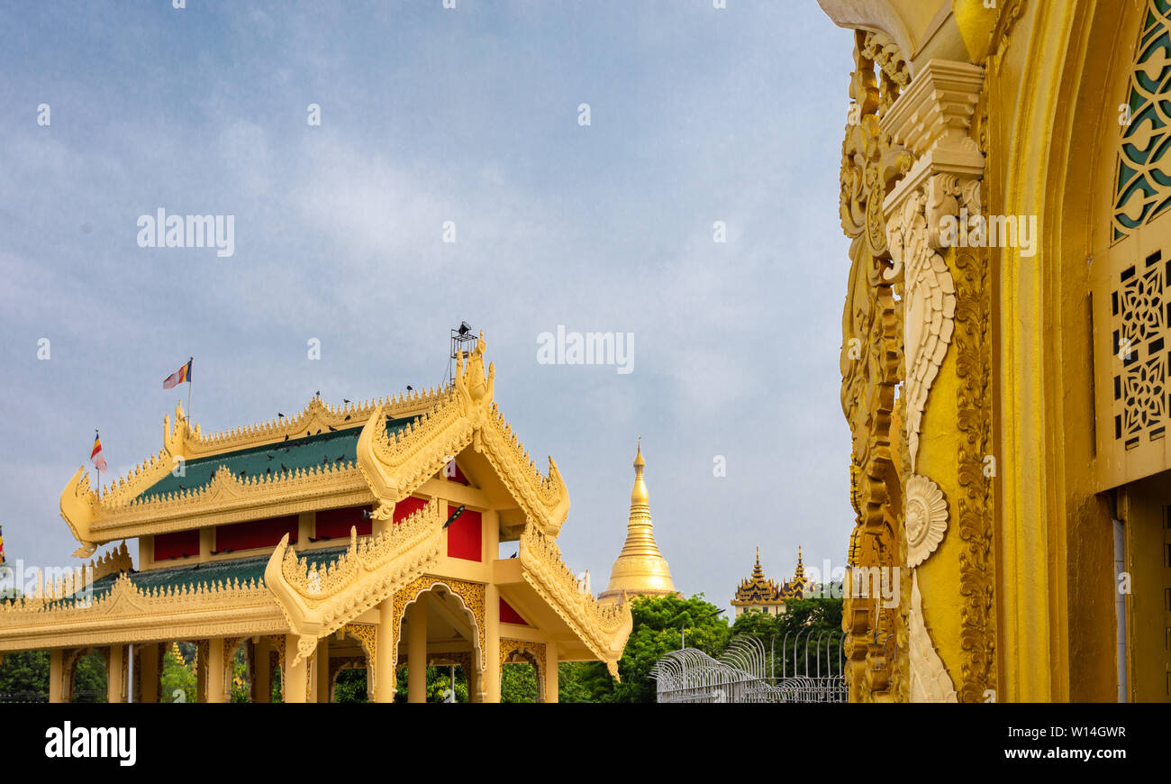 Buddhistischen Pagode Architektur. Berühmten buddhistischen Tempel Shwedagon Pagode in Yangon, Myanmar Stockfoto