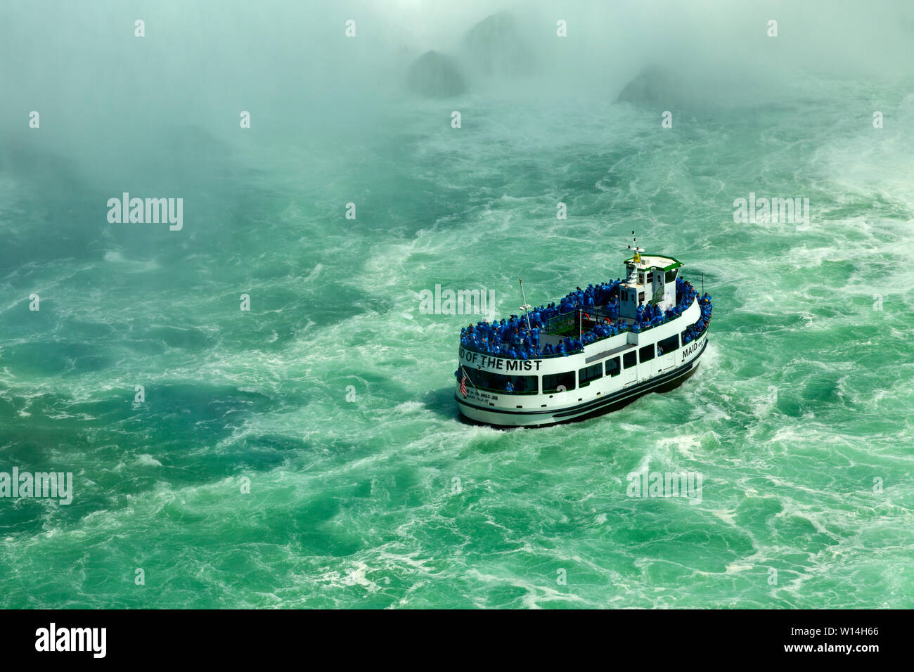 Die Mädchen des Nebels touristischen Boote am Niagara Falls, NY, USA Stockfoto