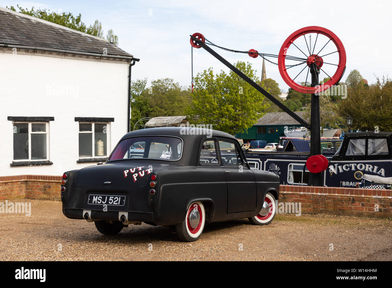 Braunston, Northamptonshire, Großbritannien: Dreiviertel Blick auf einen schwarzen Ford 100e Oldtimer, der in Braunston Marina geparkt ist. Stockfoto