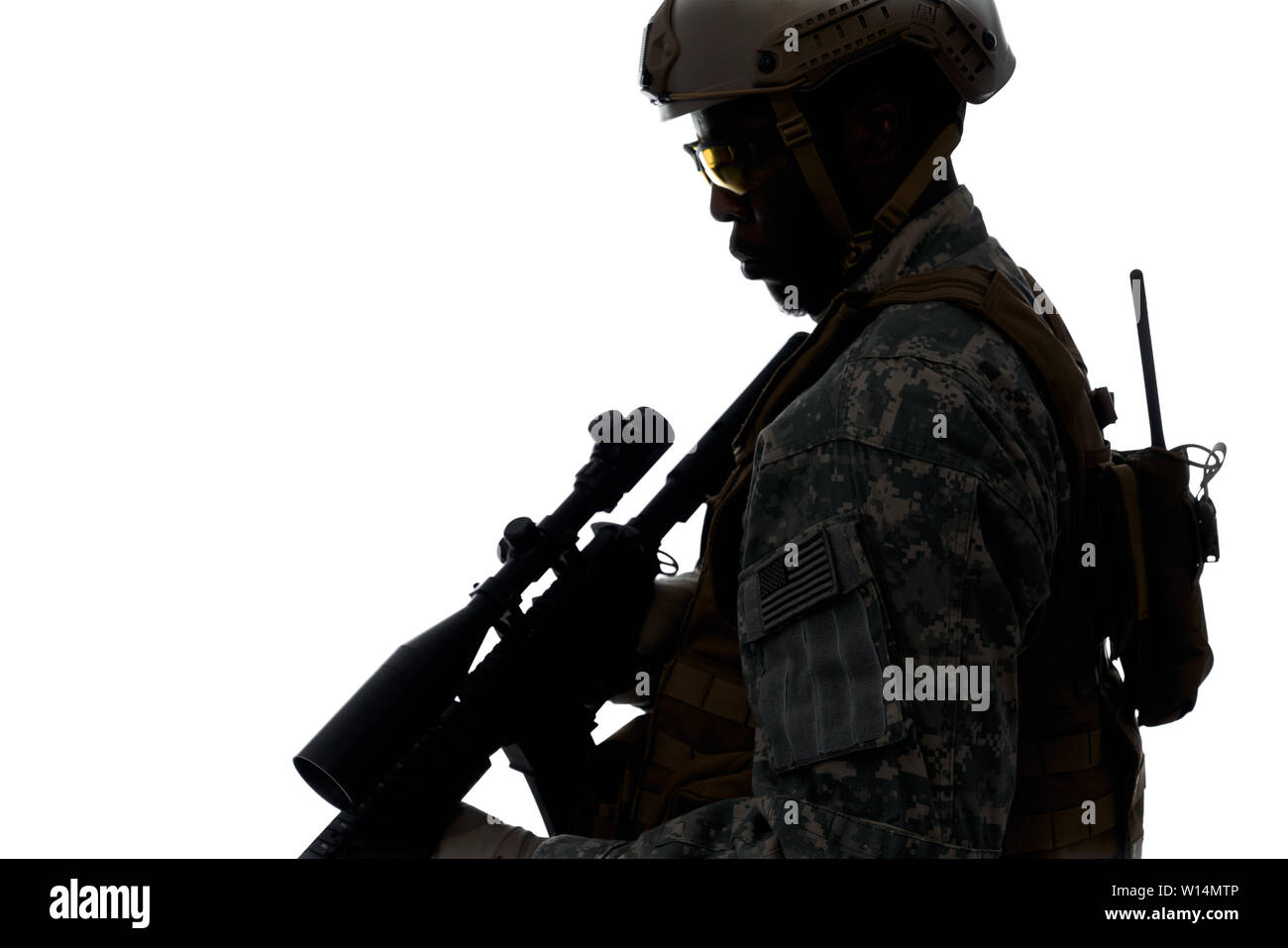Silhouette von professionellen amerikanischen Soldaten mit modernen Waffen. Mann in der Armee dienen, das Tragen von Helm, Rüstung und Position halten. Konzept der w Stockfoto