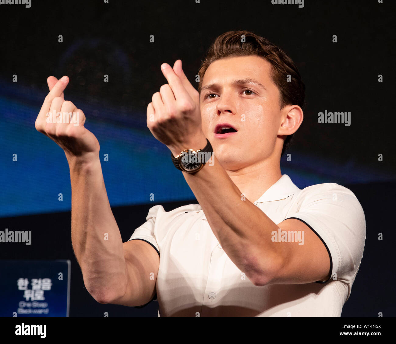Seoul, Südkorea. 30. Juni, 2019. Schauspieler Tom Holland grüßt Fans während einer Pressekonferenz der film 'Spider-Man: Weit weg von Zuhause" in Seoul, Südkorea, 30. Juni 2019. Der Film wird in Südkorea am 2. Juli veröffentlicht. Quelle: Lee Sang-ho/Xinhua/Alamy leben Nachrichten Stockfoto
