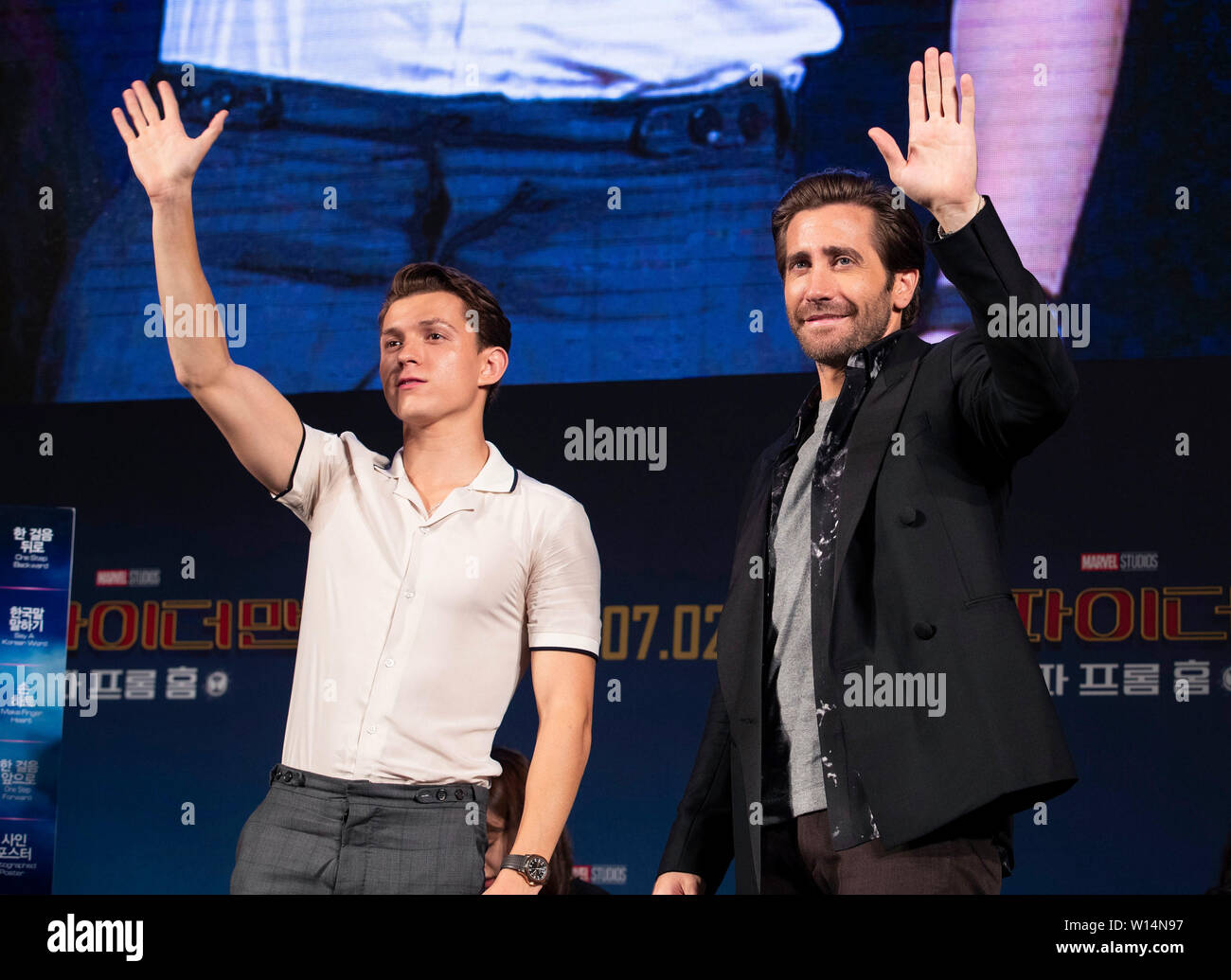 Seoul, Südkorea. 30. Juni, 2019. Schauspieler Tom Holland (L) und Jake Gyllenhaal fans Grüßen während einer Pressekonferenz der film 'Spider-Man: Weit weg von Zuhause" in Seoul, Südkorea, 30. Juni 2019. Der Film wird in Südkorea am 2. Juli veröffentlicht. Quelle: Lee Sang-ho/Xinhua/Alamy leben Nachrichten Stockfoto