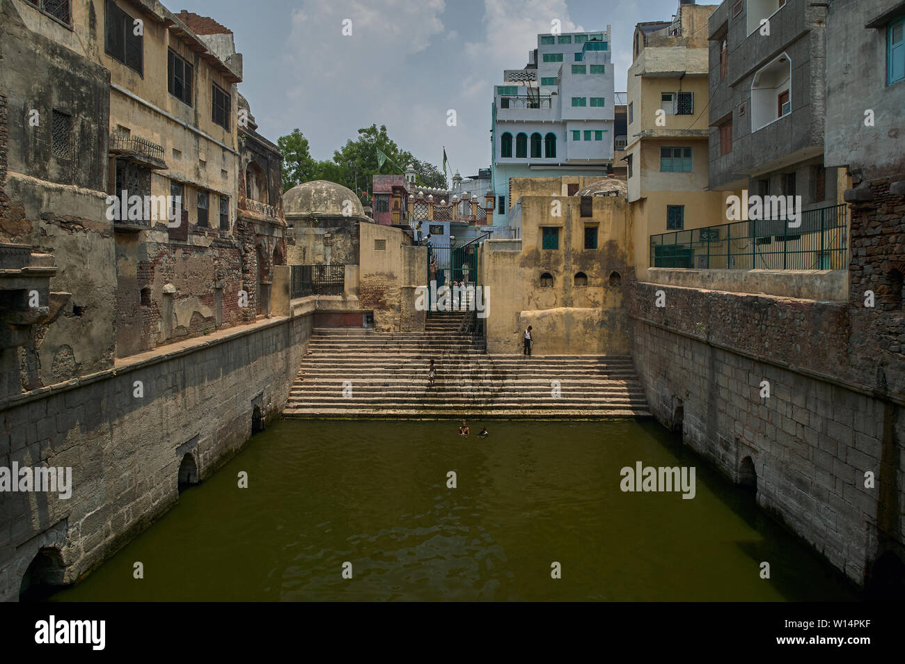 11-Jun-2004 - Hazrat Nizamuddin Baoli eine Tiefe Stepwell AD 1321-22 an Hazrat Nizamuddin Auliya die Dargah Delhi Indien Stockfoto