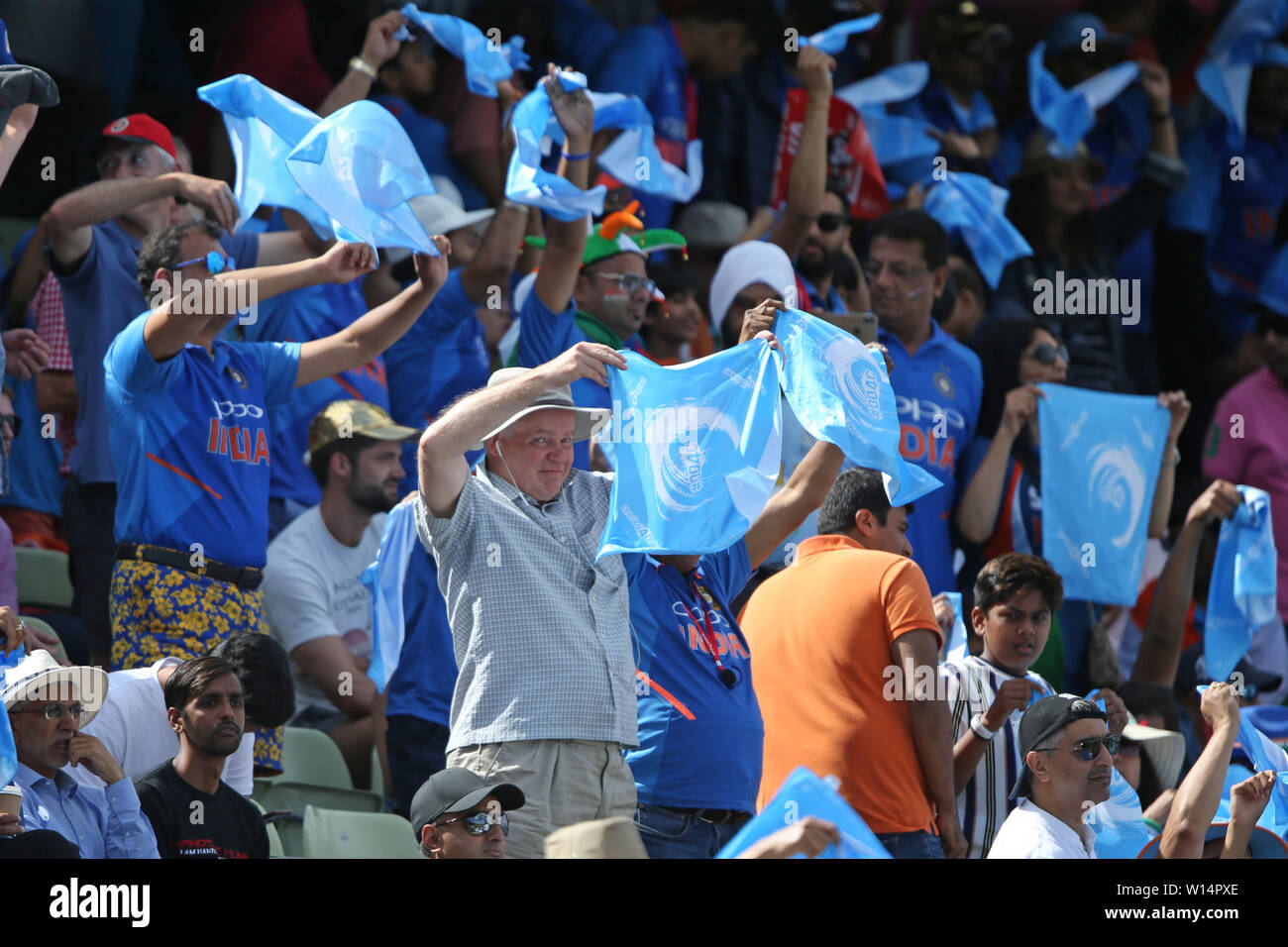 Edgbaston, Birmingham, Großbritannien. 30. Juni, 2019. ICC World Cup Cricket, zwischen England und Indien; Fans Welle blaue Flaggen für Nächstenliebe die Masse Blau Credit: Aktion plus Sport/Alamy leben Nachrichten Stockfoto