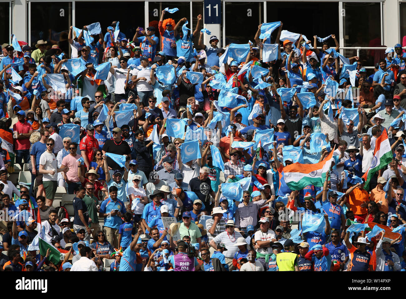 Edgbaston, Birmingham, Großbritannien. 30. Juni, 2019. ICC World Cup Cricket, zwischen England und Indien; Fans Welle blaue Flaggen für Nächstenliebe und die Masse Blau Credit: Aktion plus Sport/Alamy Leben Nachrichten zu drehen Stockfoto