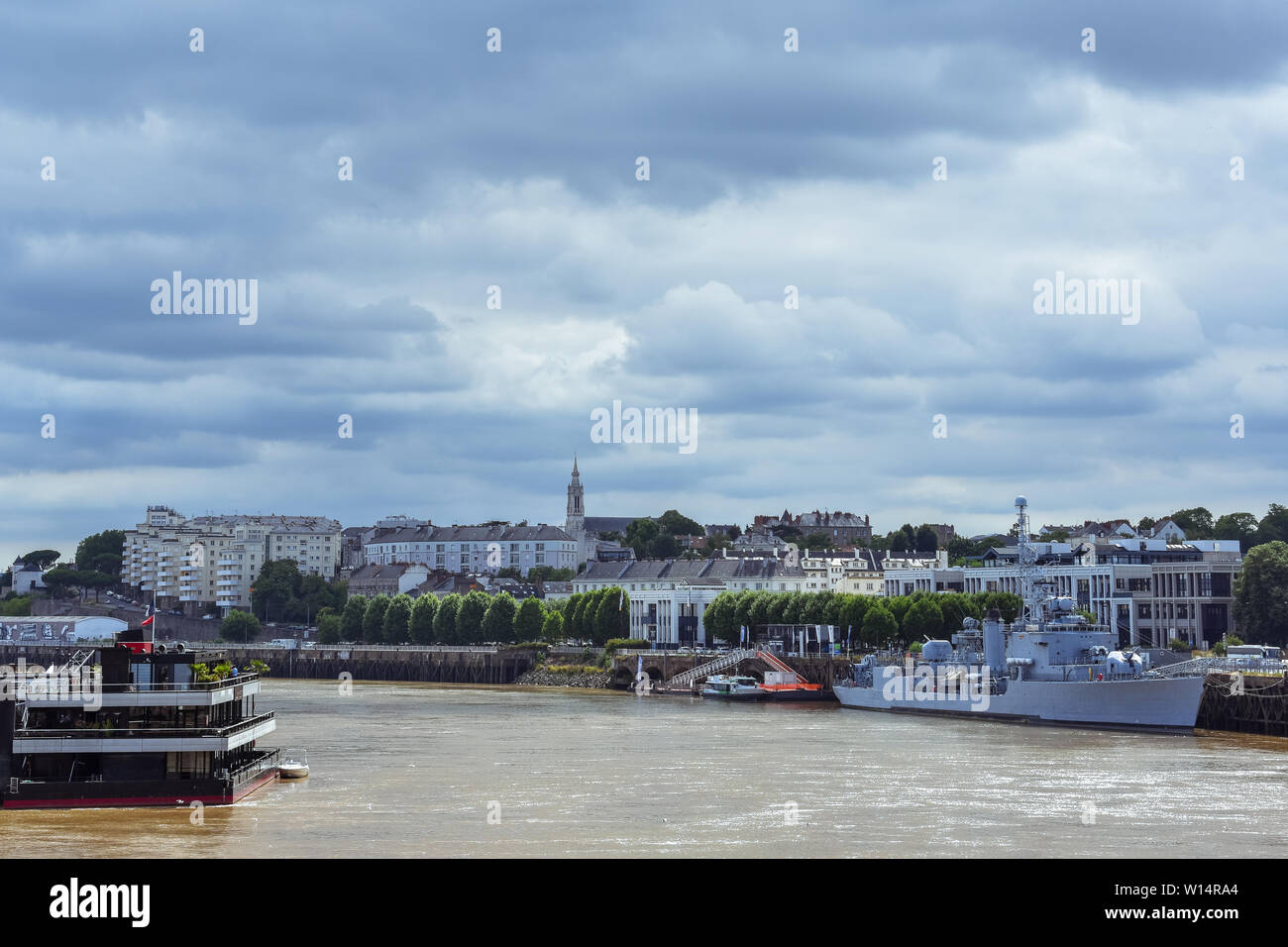 Riverside View von Nantes alte Gebäude und shpis. Nantes, Frankreich Stockfoto