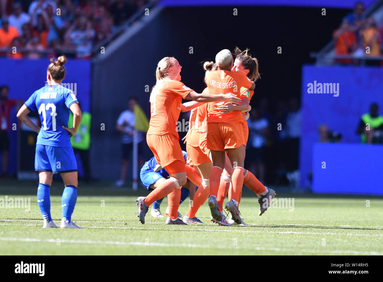 Valenciennes, Frankreich. 29 Juni, 2019. Niederländische Frauen freuen sich über den Sieg und das Halbfinale, 29.06.2019, Lille (Frankreich), Fußball, FIFA Frauen-WM 2019, Viertelfinale Italien - Niederlande, FIFA-Bestimmungen verbieten die Verwendung von Fotografien als BILDSEQUENZEN UND/ODER QUASI-VIDEO. | Verwendung der weltweiten Kredit: dpa/Alamy leben Nachrichten Stockfoto