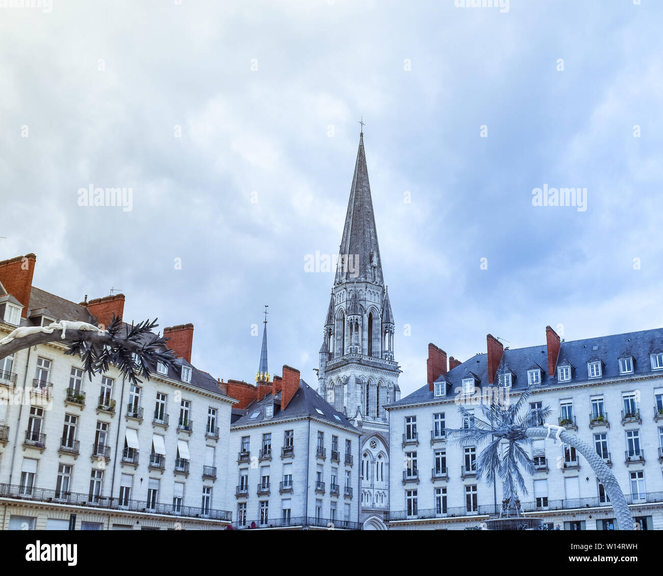 Gebäude und Kirche der Hauptplatz von Nantes, Frankreich Stockfoto
