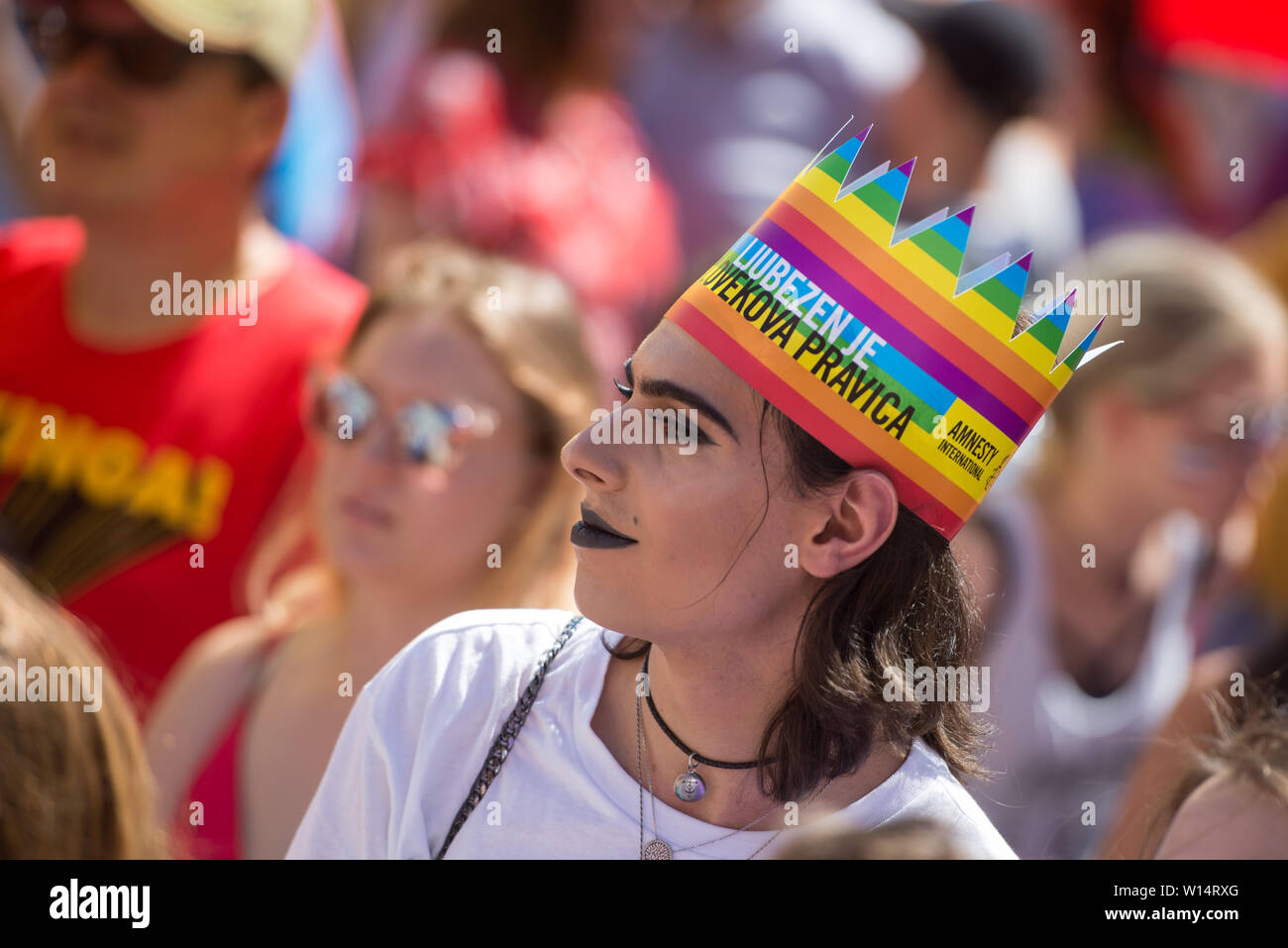 Maribor, Slowenien. 29 Juni, 2019. Ein Teilnehmer mit einem Regenbogen krone während der Pride Parade gesehen. Etwa 800 Menschen, die an der ersten CSD-Parade in Maribor am Samstag kam. Maribor ist die zweitgrößte Stadt in Slowenien. Credit: Milos Vujinovic/SOPA Images/ZUMA Draht/Alamy leben Nachrichten Stockfoto