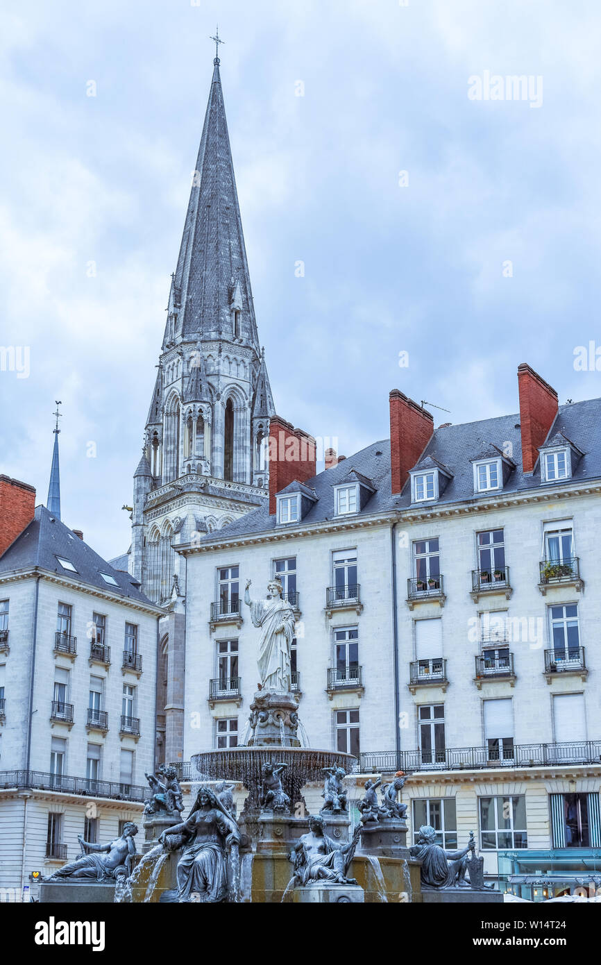 Hauptplatz, Brunnen und Kirche. Nantes, Frankreich Stockfoto