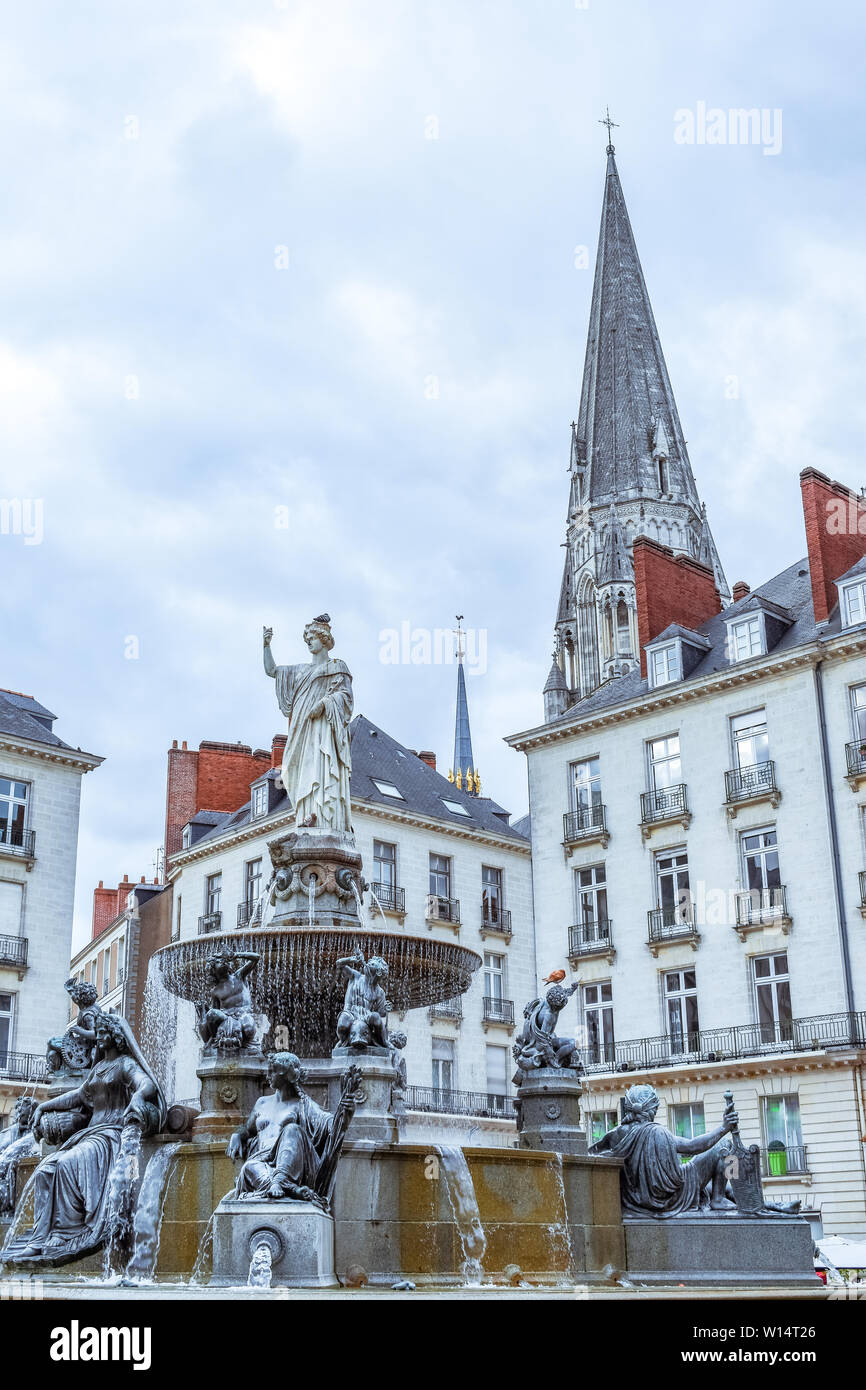 Hauptplatz, Brunnen und Kirche. Nantes, Frankreich Stockfoto