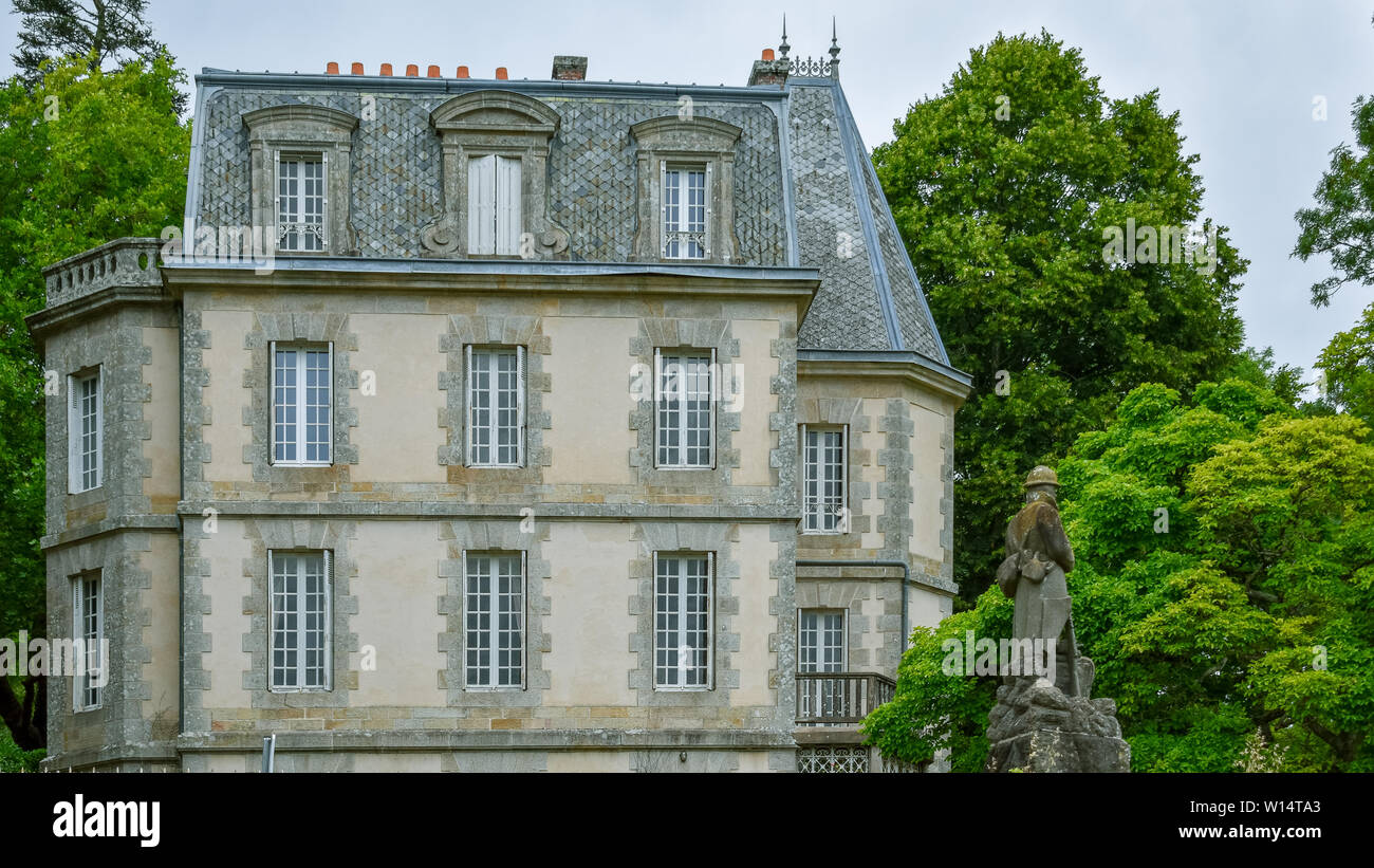 Antikes Haus der französischen Bretagne und militärischen Statue Stockfoto