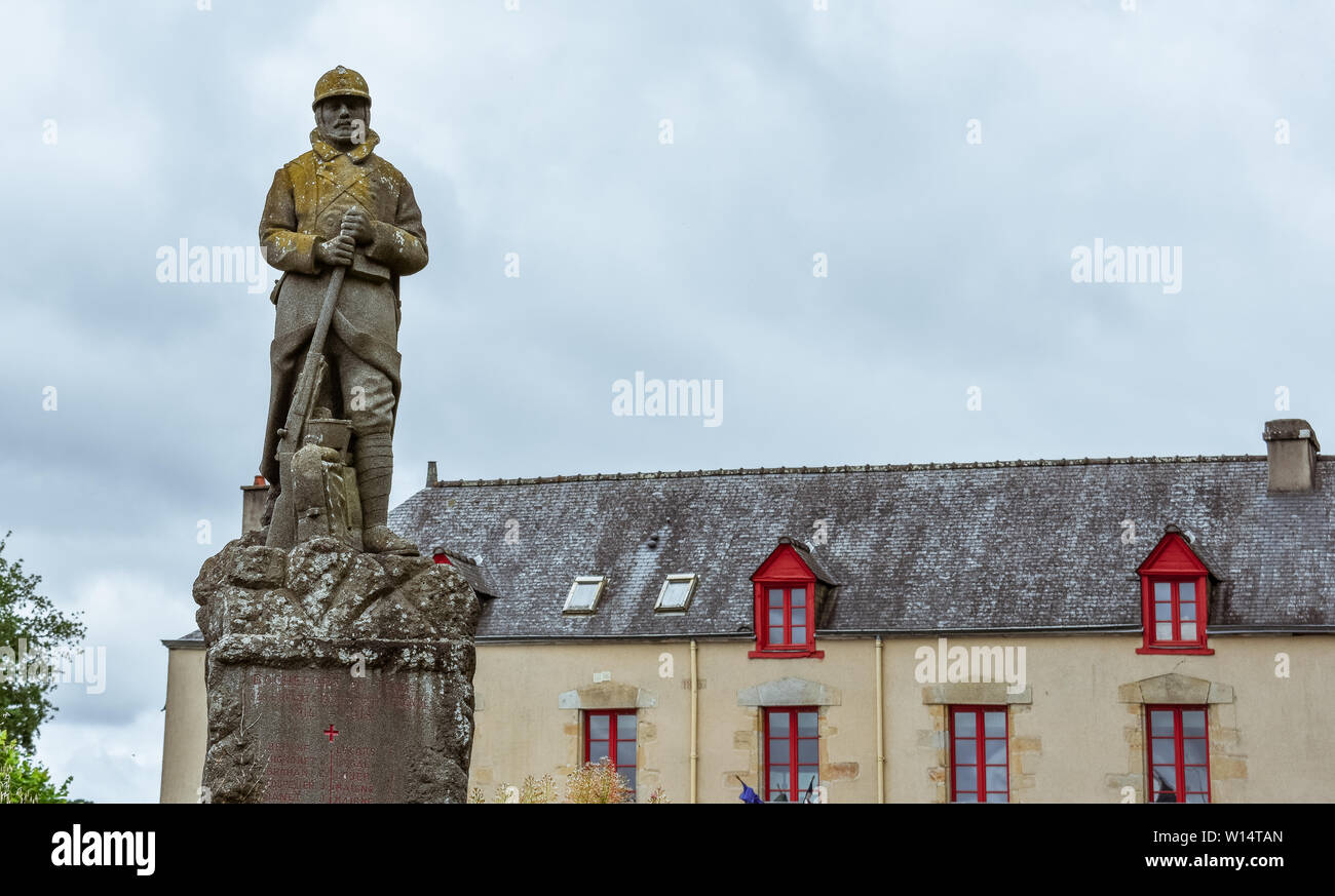 Antikes Haus der französischen Bretagne und militärischen Statue Stockfoto