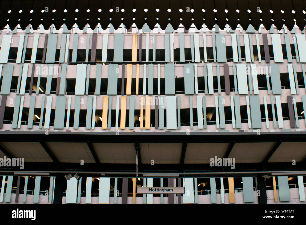 Ein mehrstöckiges Parkhaus Fassade und die dekorative Dach von Nottingham Station bilden eine abstrakte geometrische Muster, Nottingham, East Midlands, Großbritannien Stockfoto