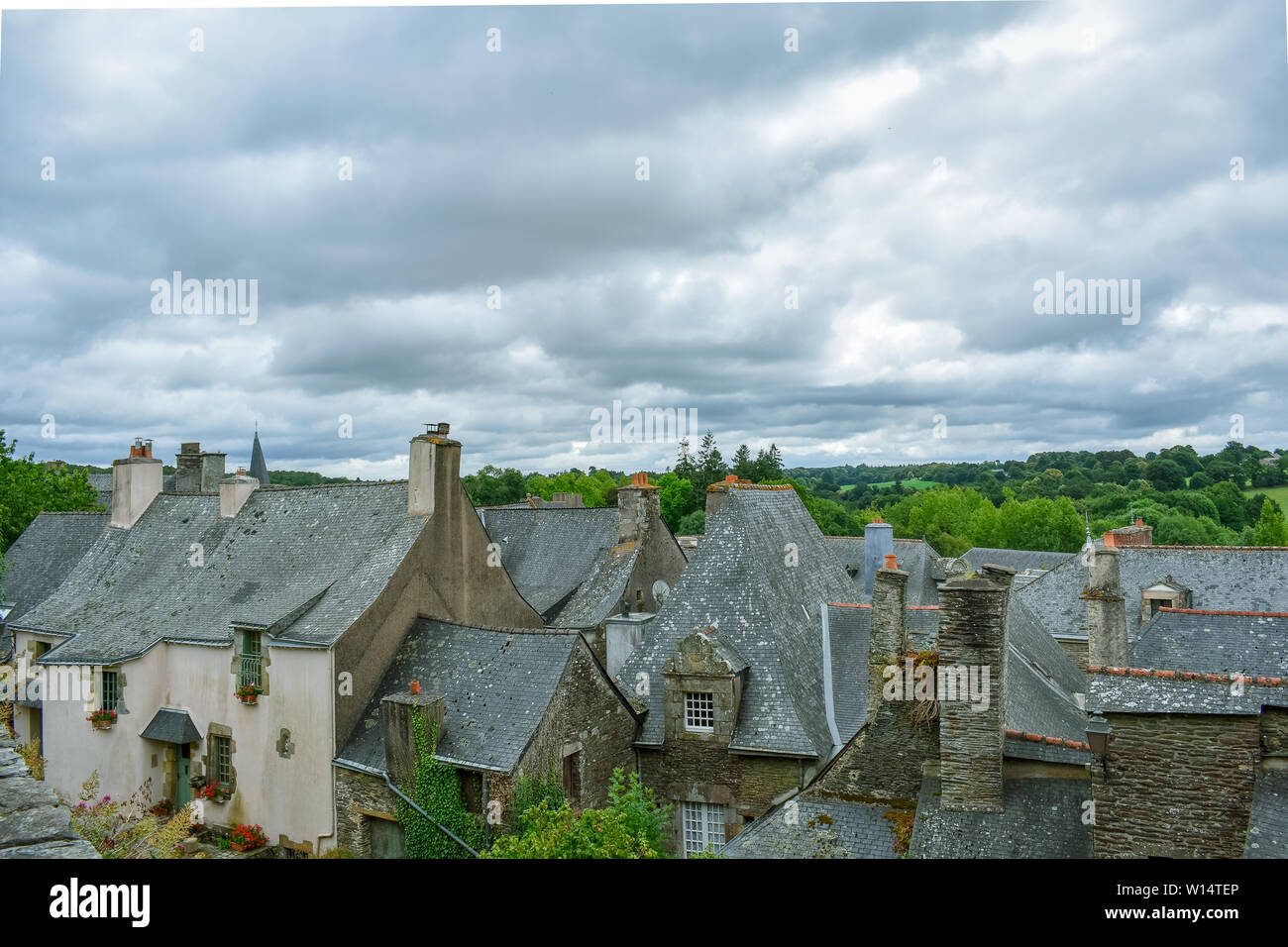 Die Dächer der alten Häuser in Rochefort-en-Terre, Bretagne Stockfoto
